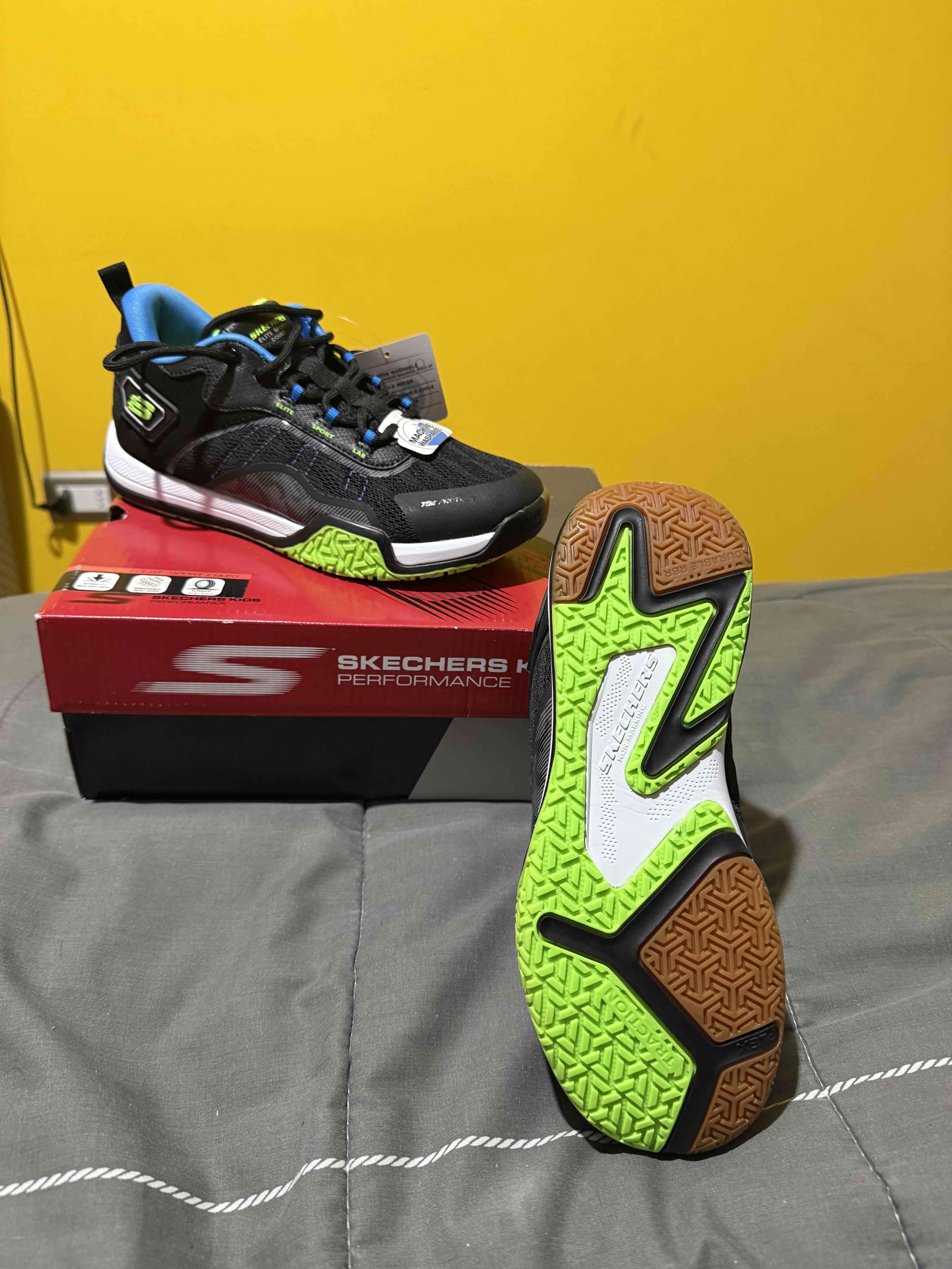 Zapatillas Skechers negras y verdes