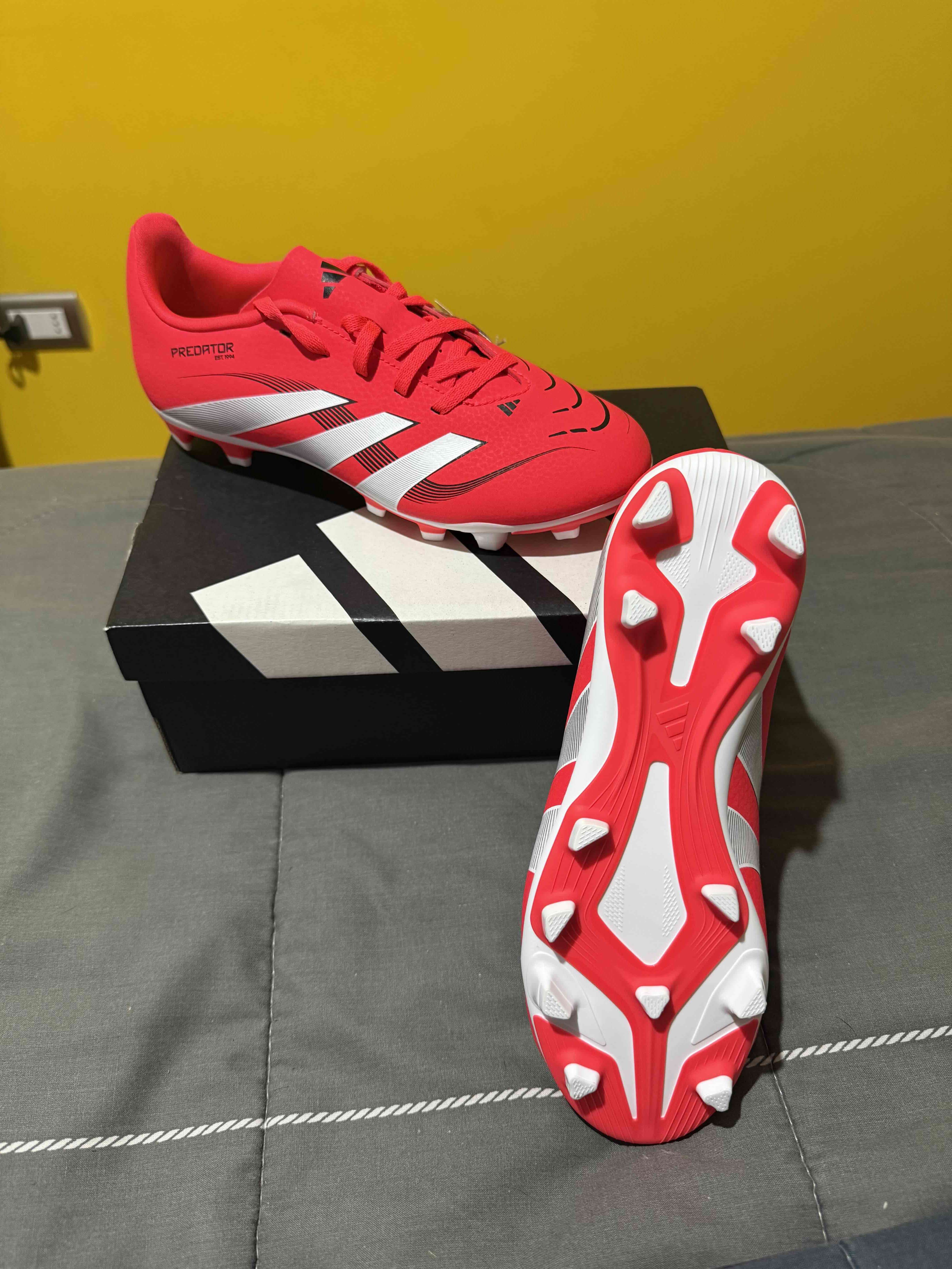 Zapatos de fútbol rojos con toperoles