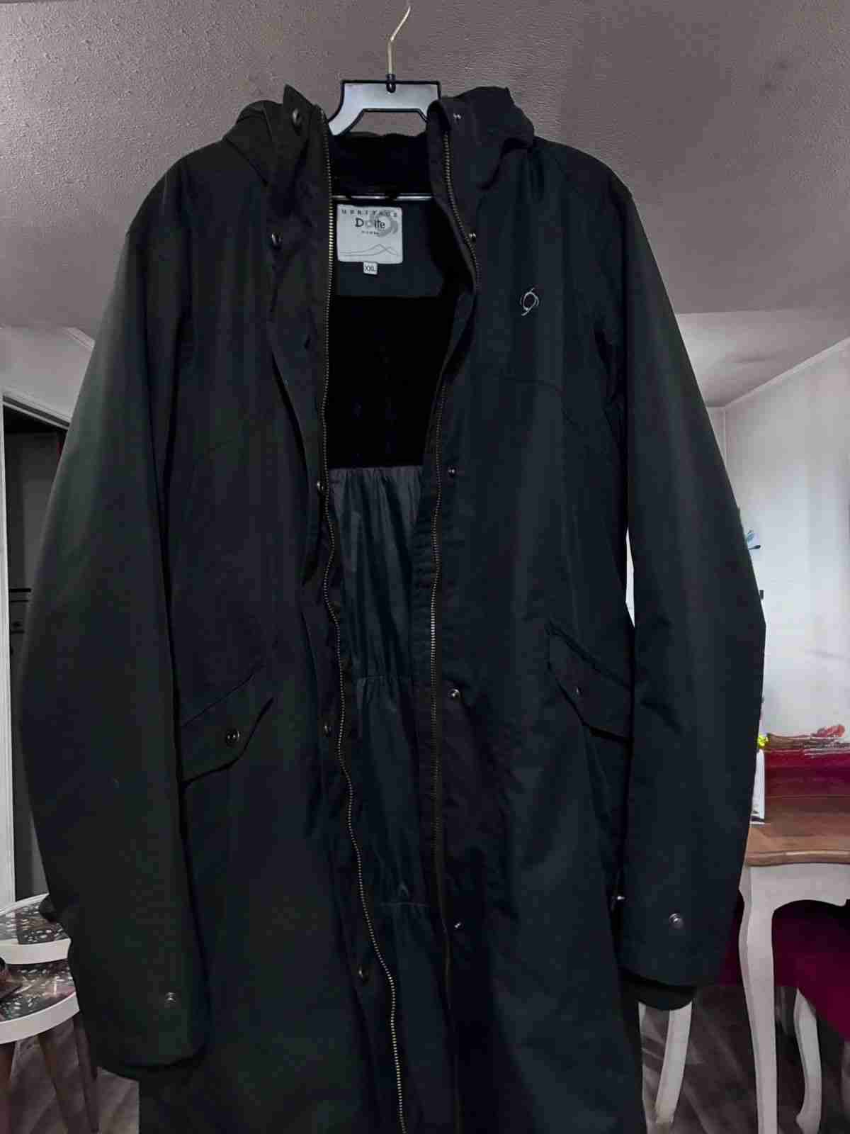 Parka negra impermeable con capucha Doite - miniatura 1