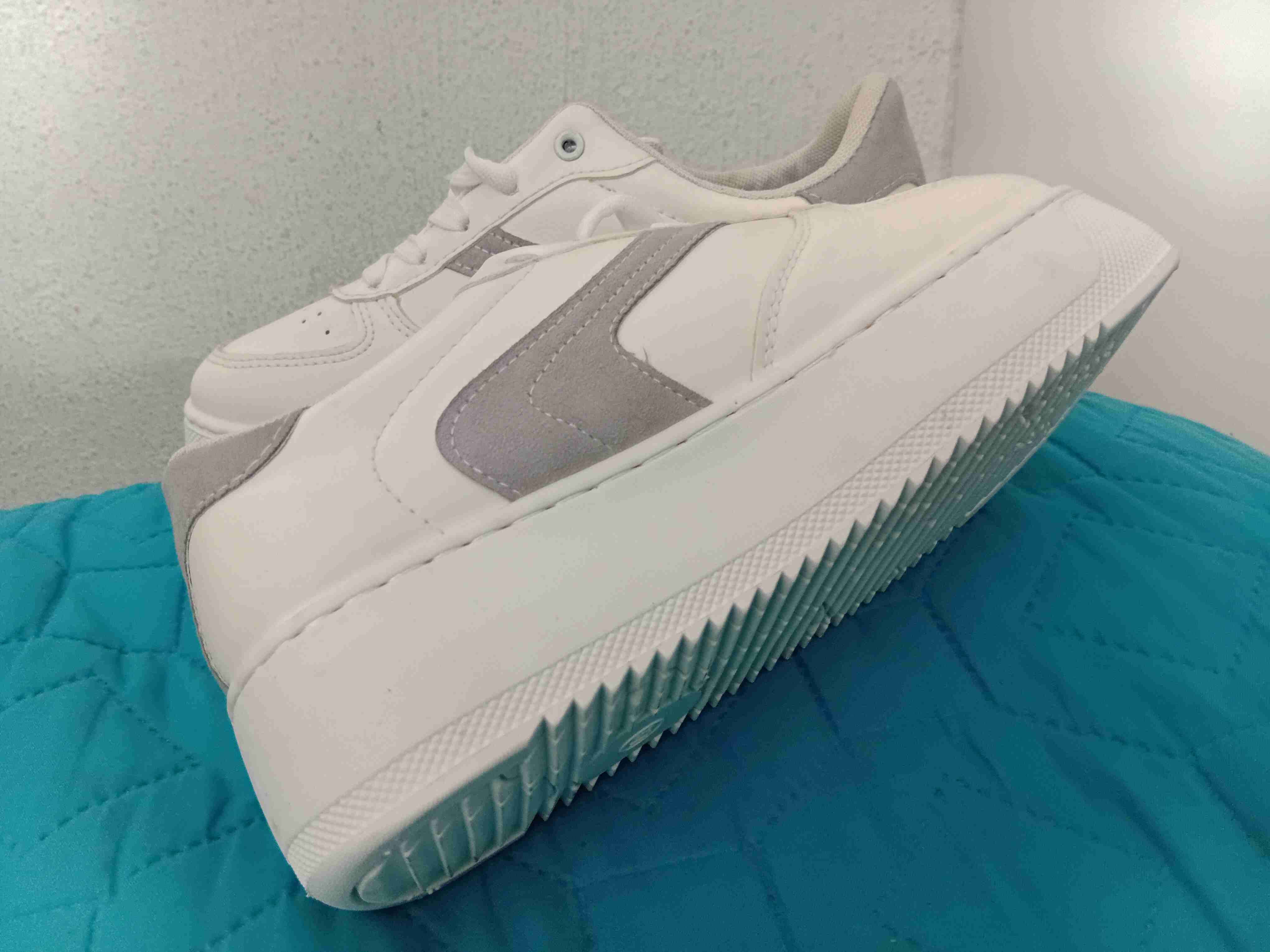 Zapatillas blancas y grises - miniatura 1