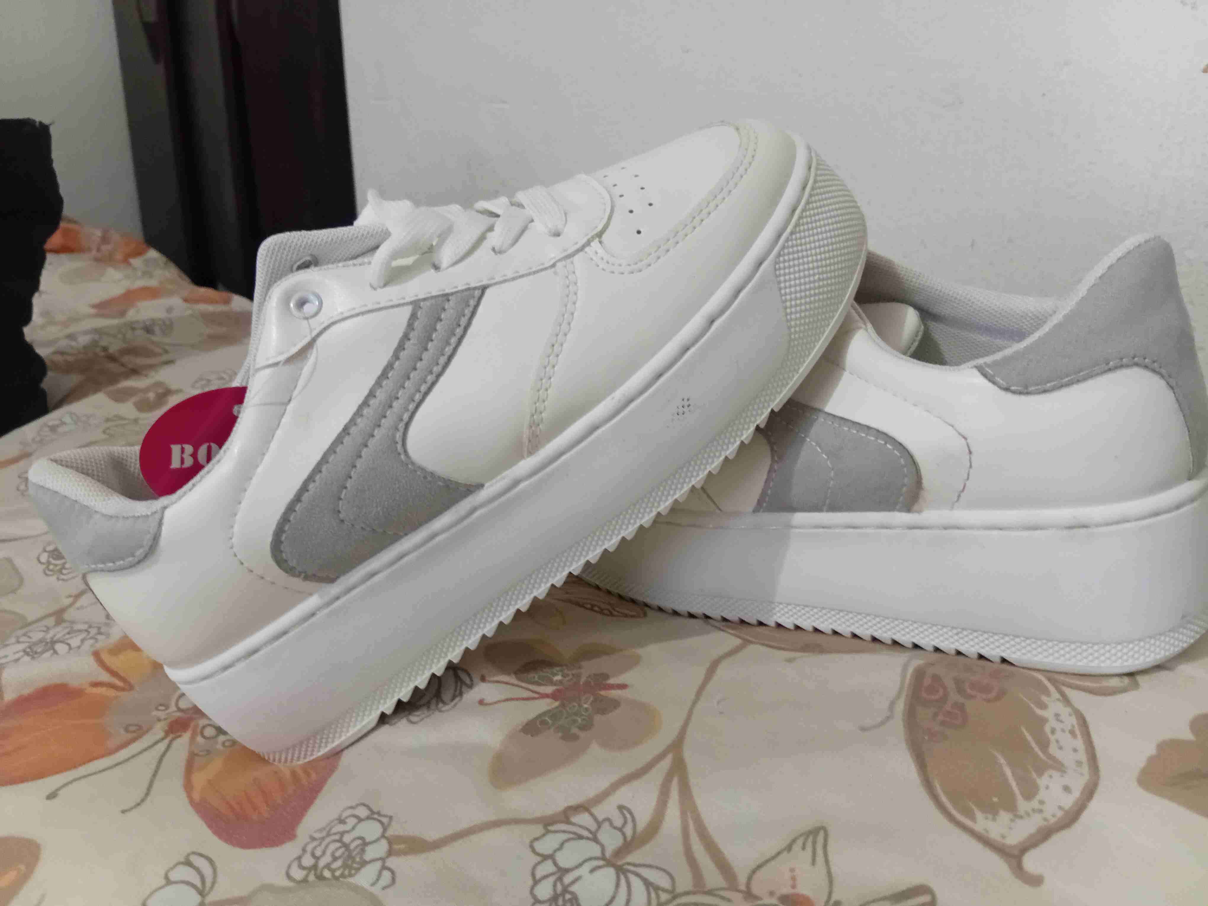 Zapatillas blancas y grises - miniatura 2