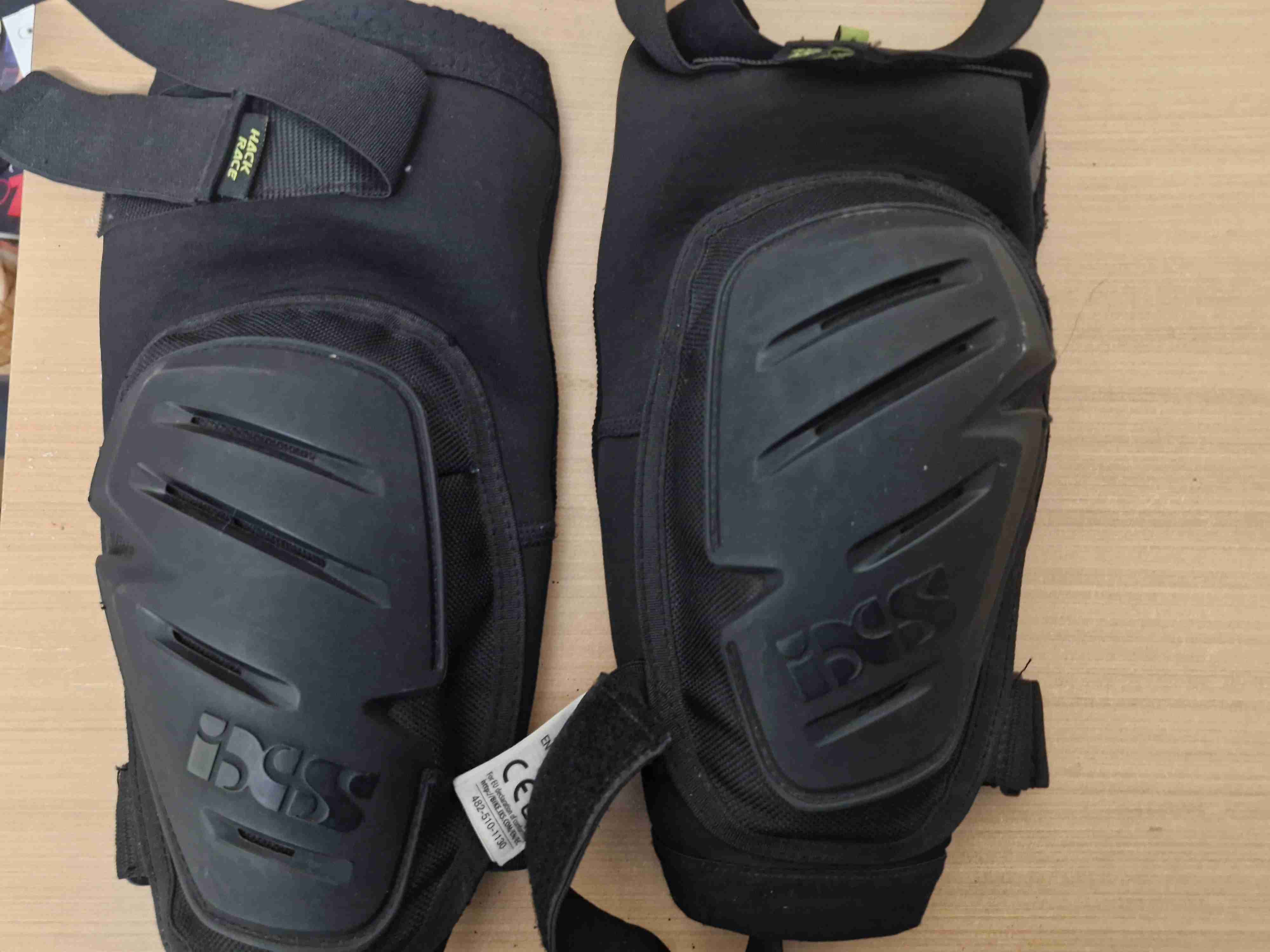 Rodilleras de protección IXS negras - miniatura 1