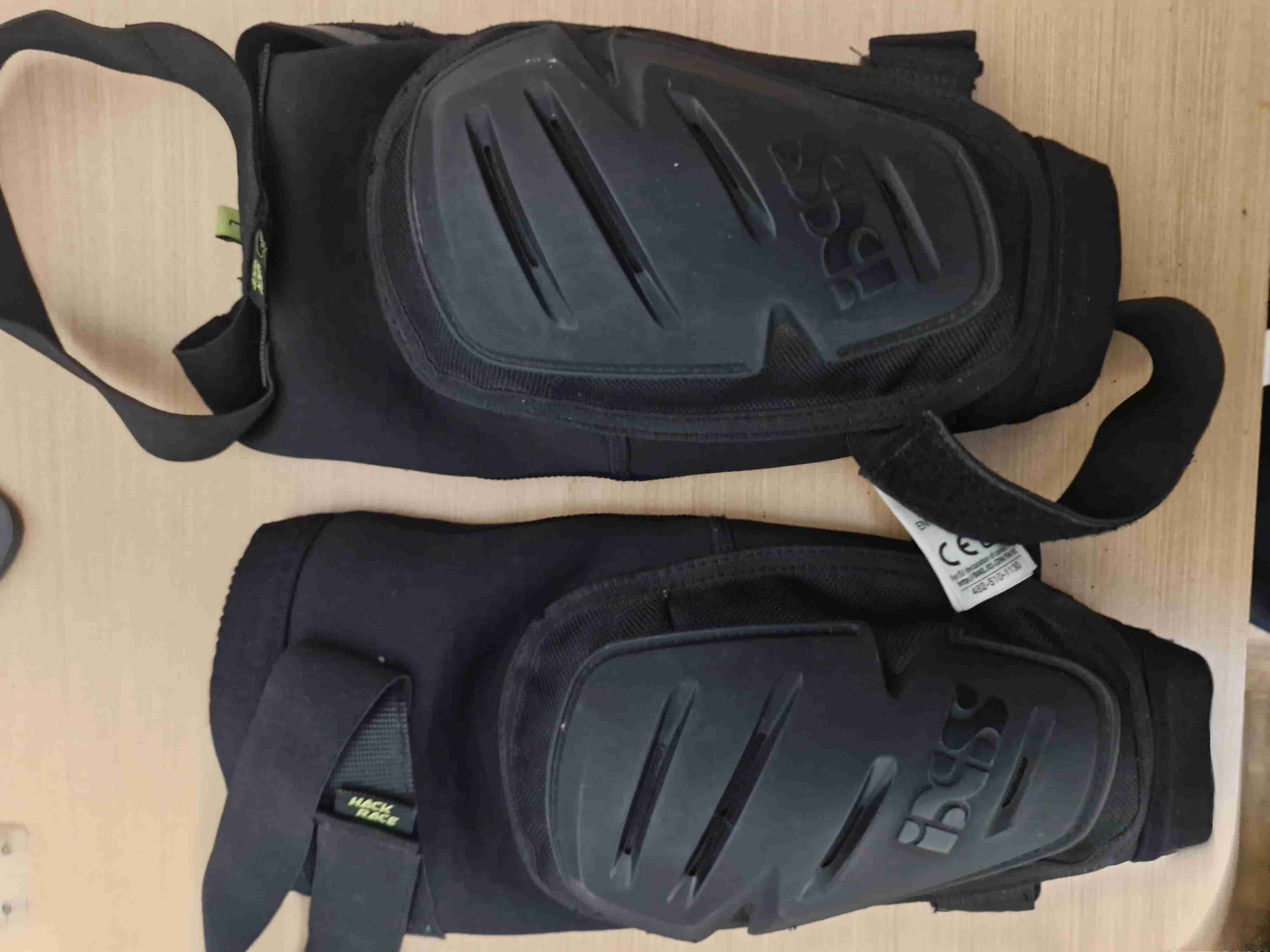 Rodilleras de protección IXS negras - miniatura 2