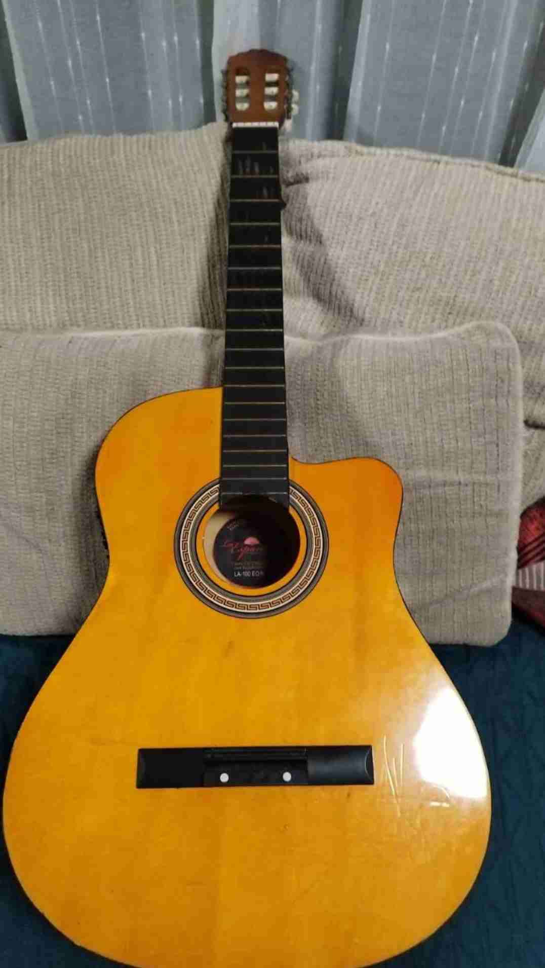 Guitarra clásica amarilla con cuerdas - miniatura 1