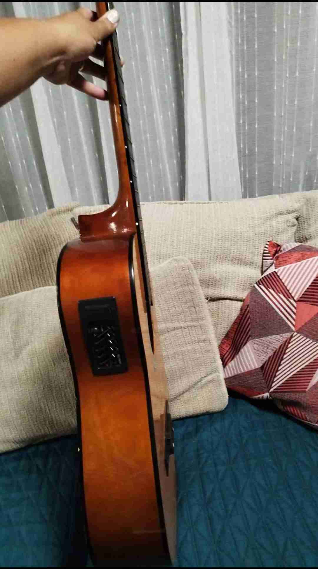 Guitarra clásica amarilla con cuerdas - miniatura 2