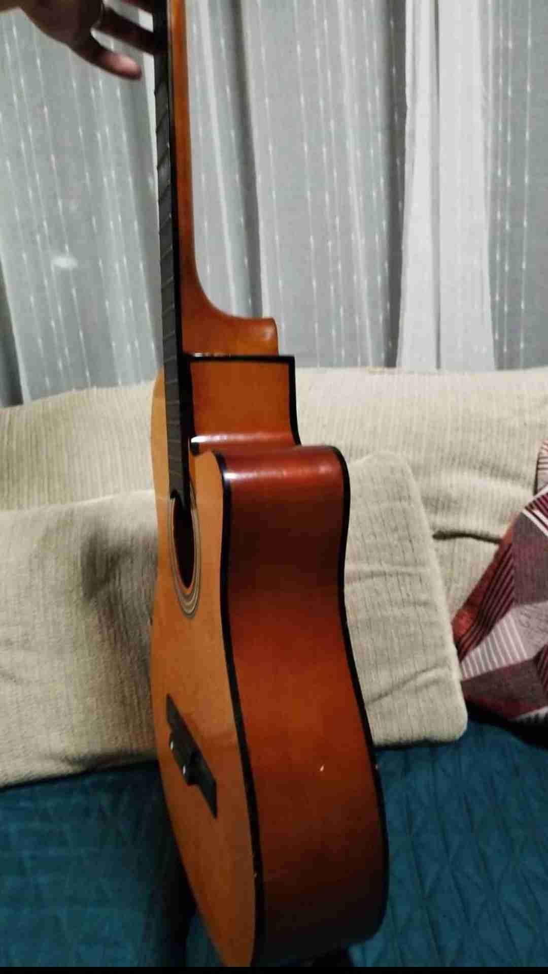 Guitarra clásica amarilla con cuerdas - miniatura 3