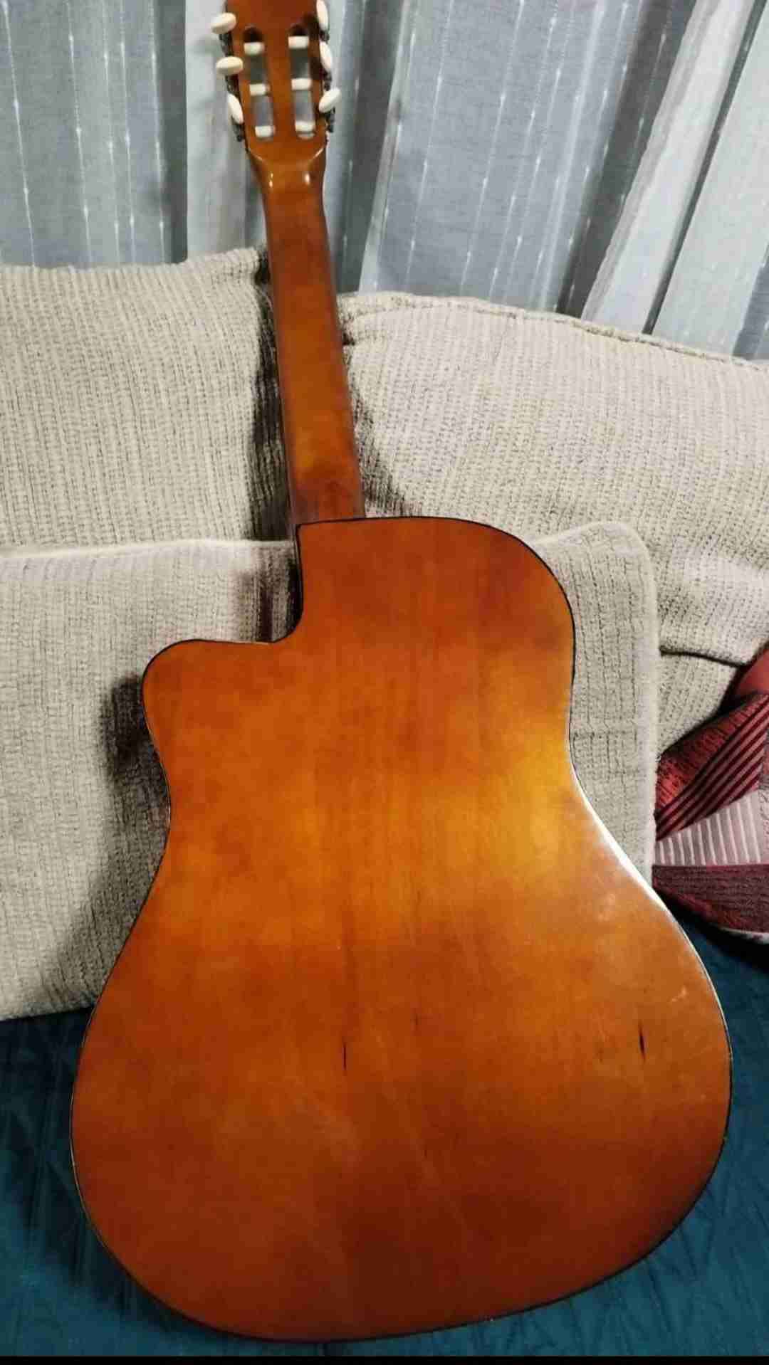 Guitarra clásica amarilla con cuerdas - miniatura 4