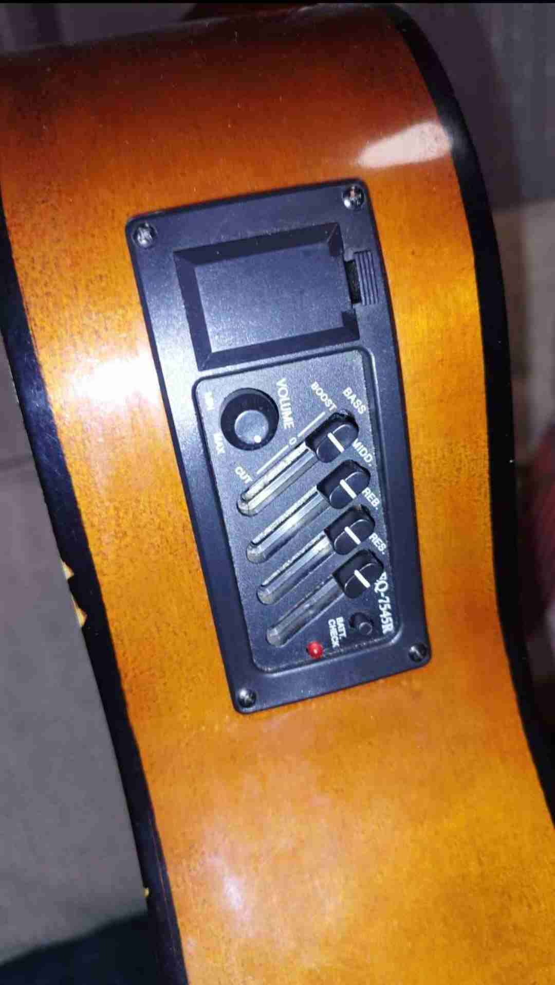 Guitarra clásica amarilla con cuerdas - miniatura 5