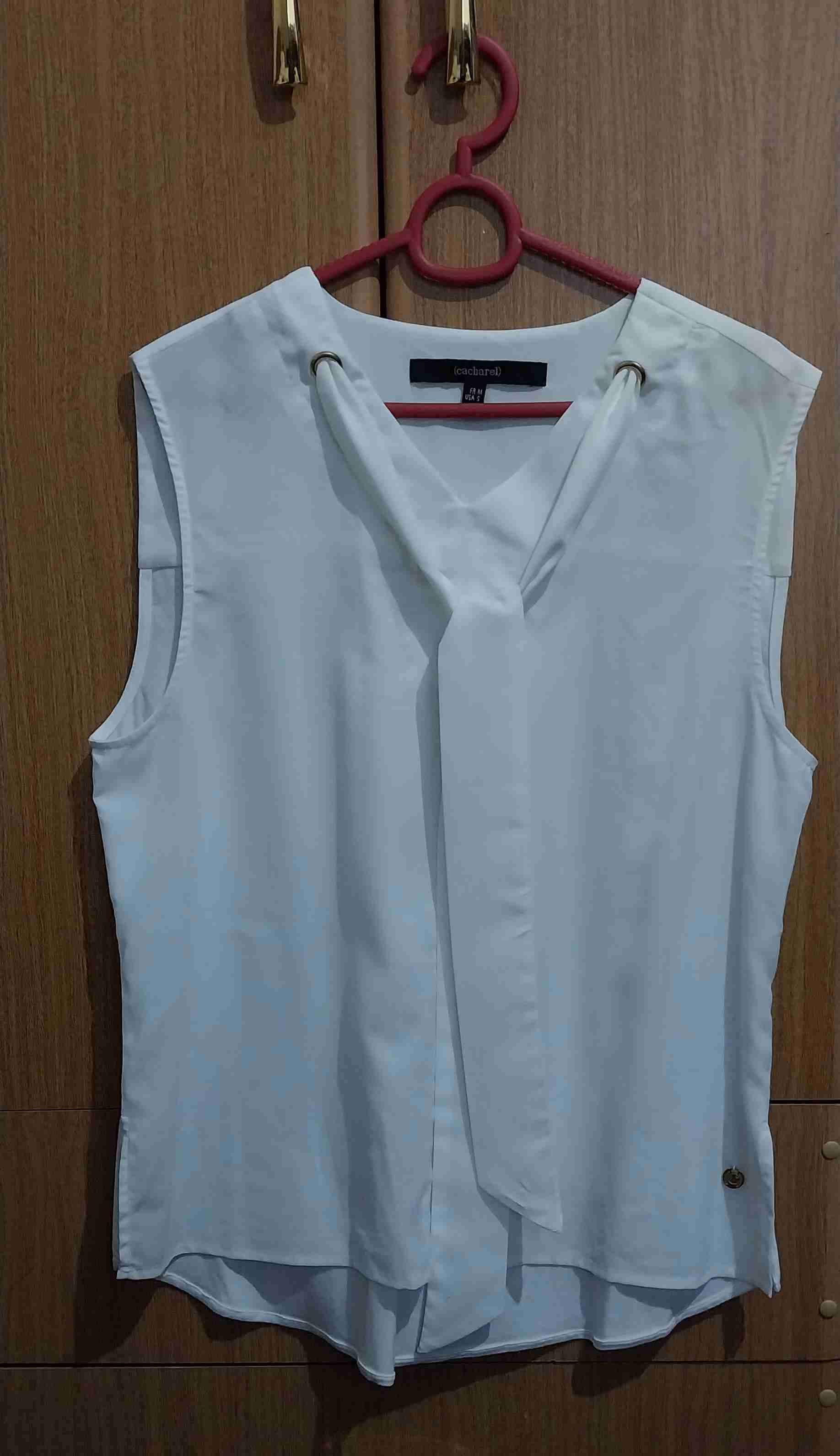 Blusa blanca elegante sin mangas