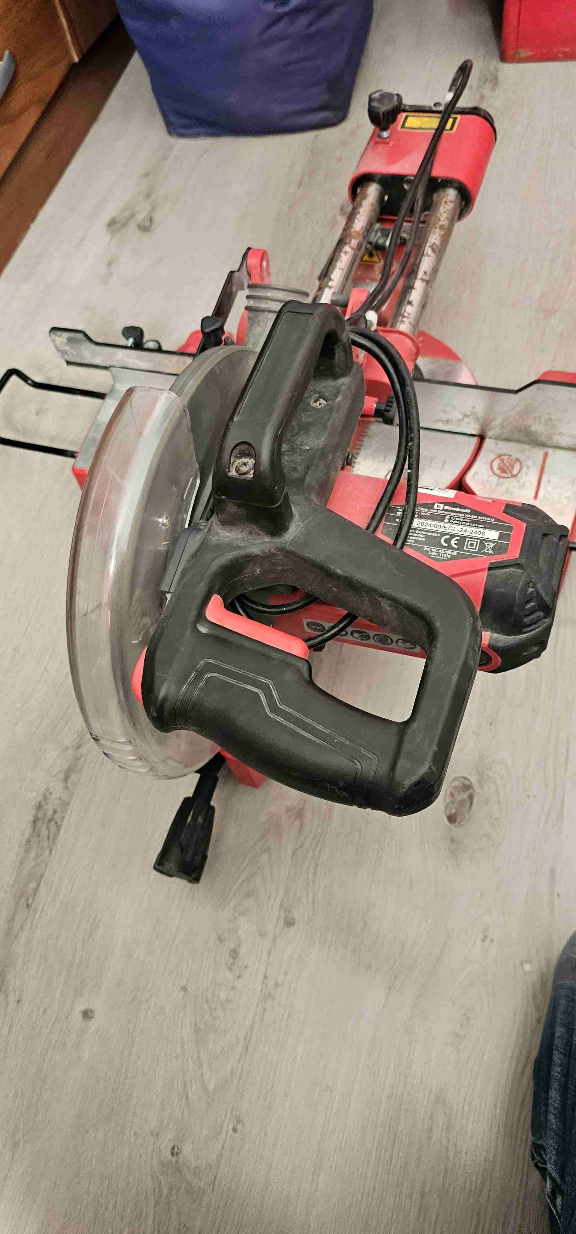 Sierra circular de mano roja - miniatura 1