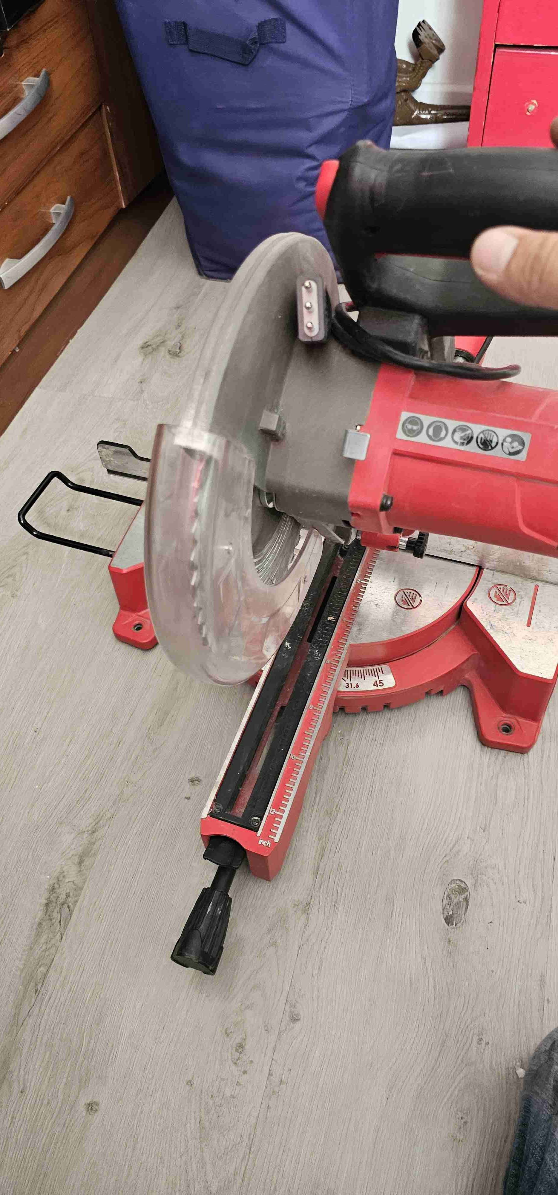 Sierra circular de mano roja - miniatura 2