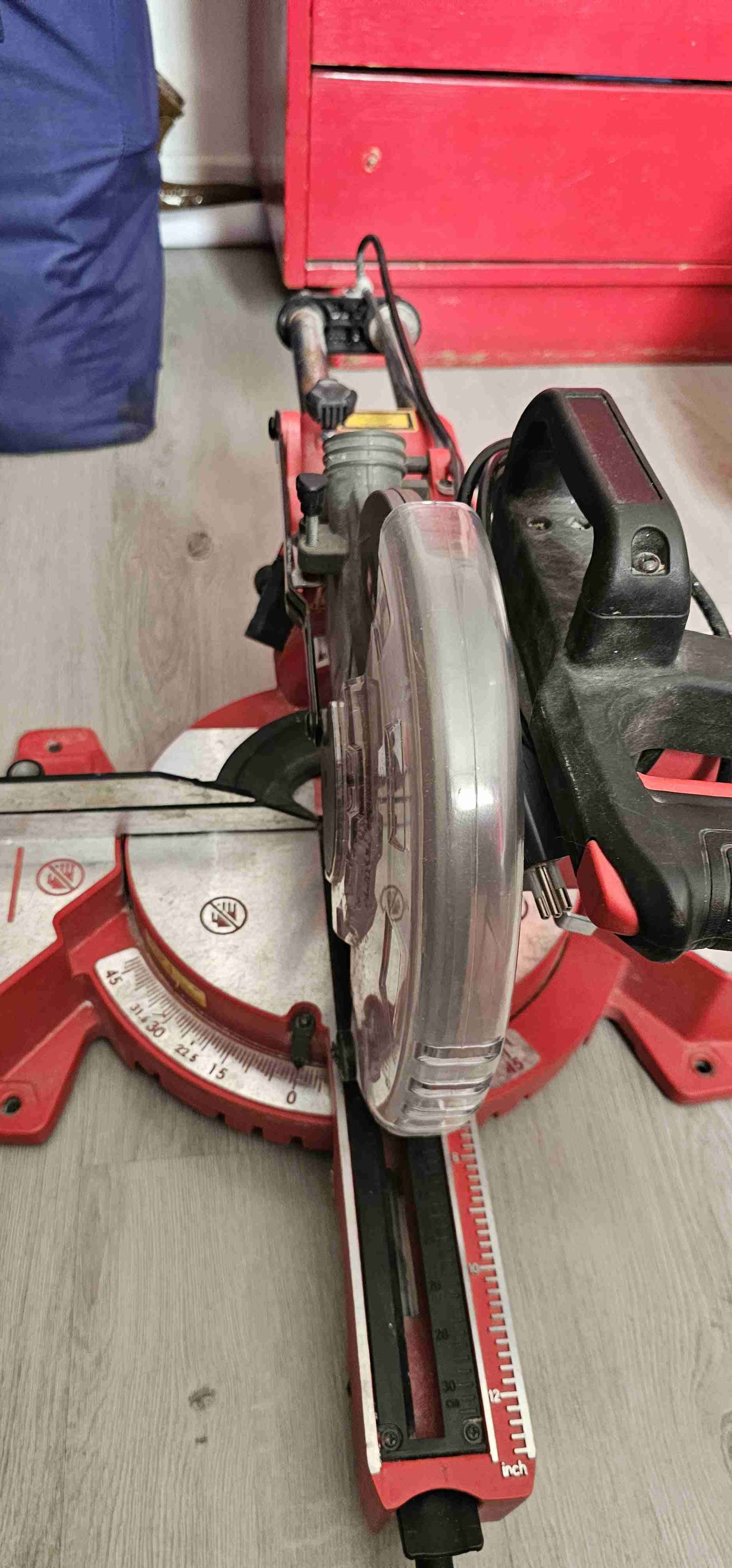 Sierra circular de mano roja - miniatura 3