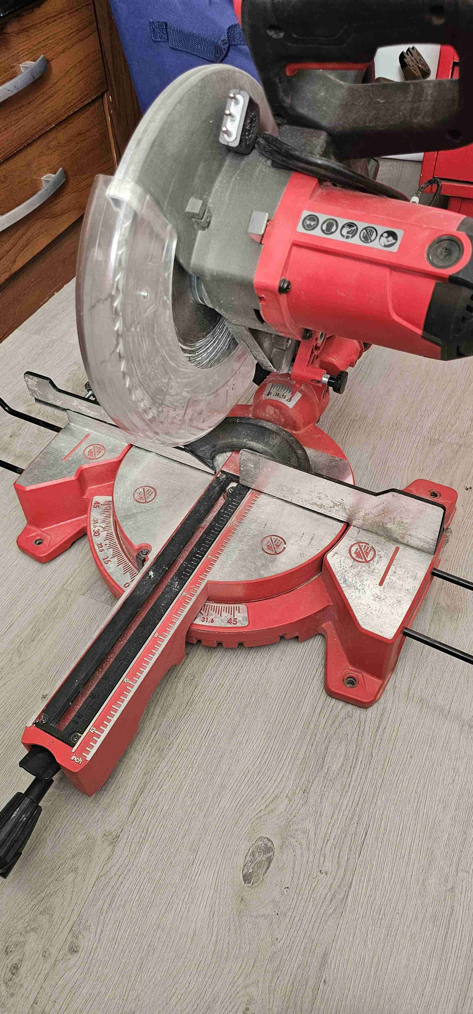 Sierra circular de mano roja - miniatura 4