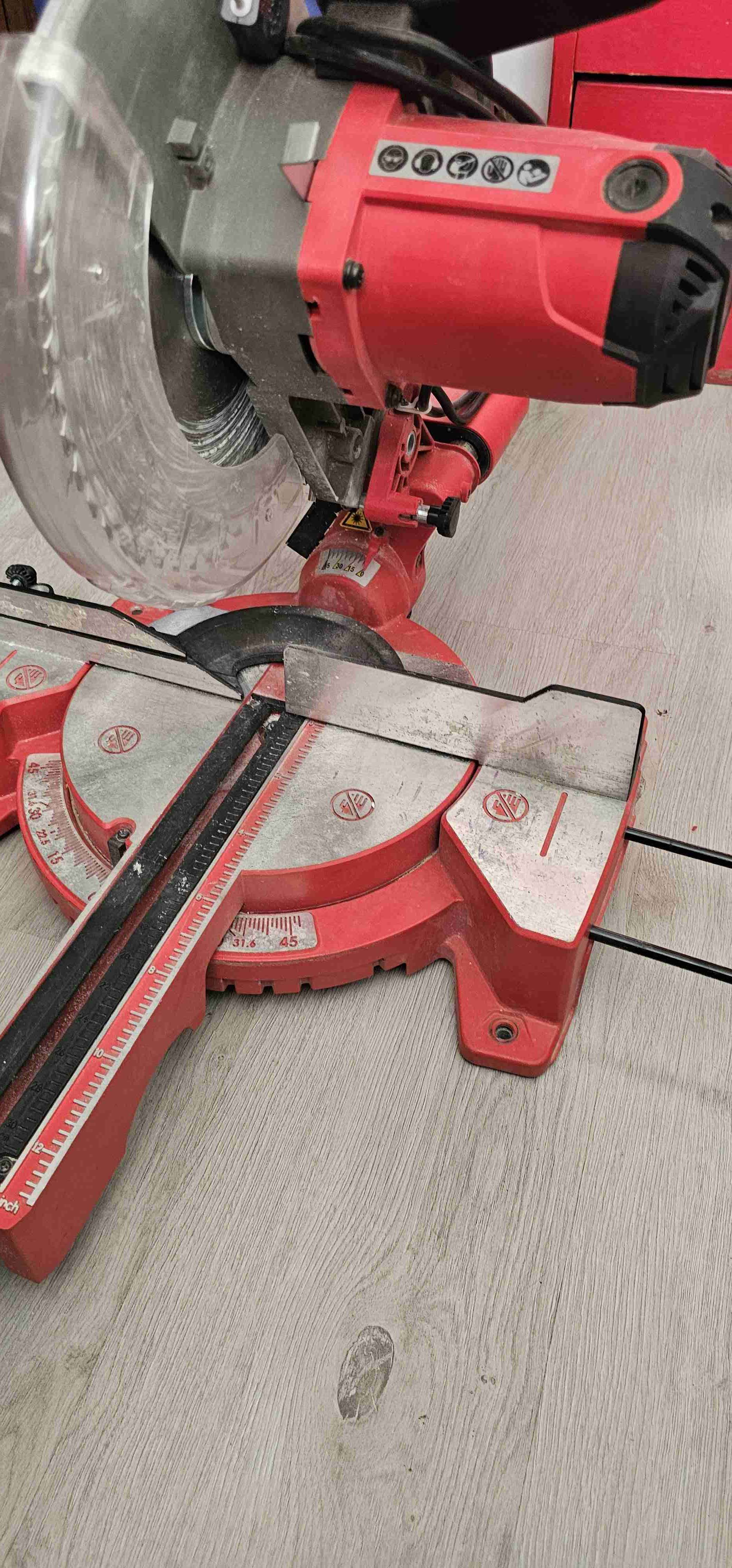 Sierra circular de mano roja - miniatura 5
