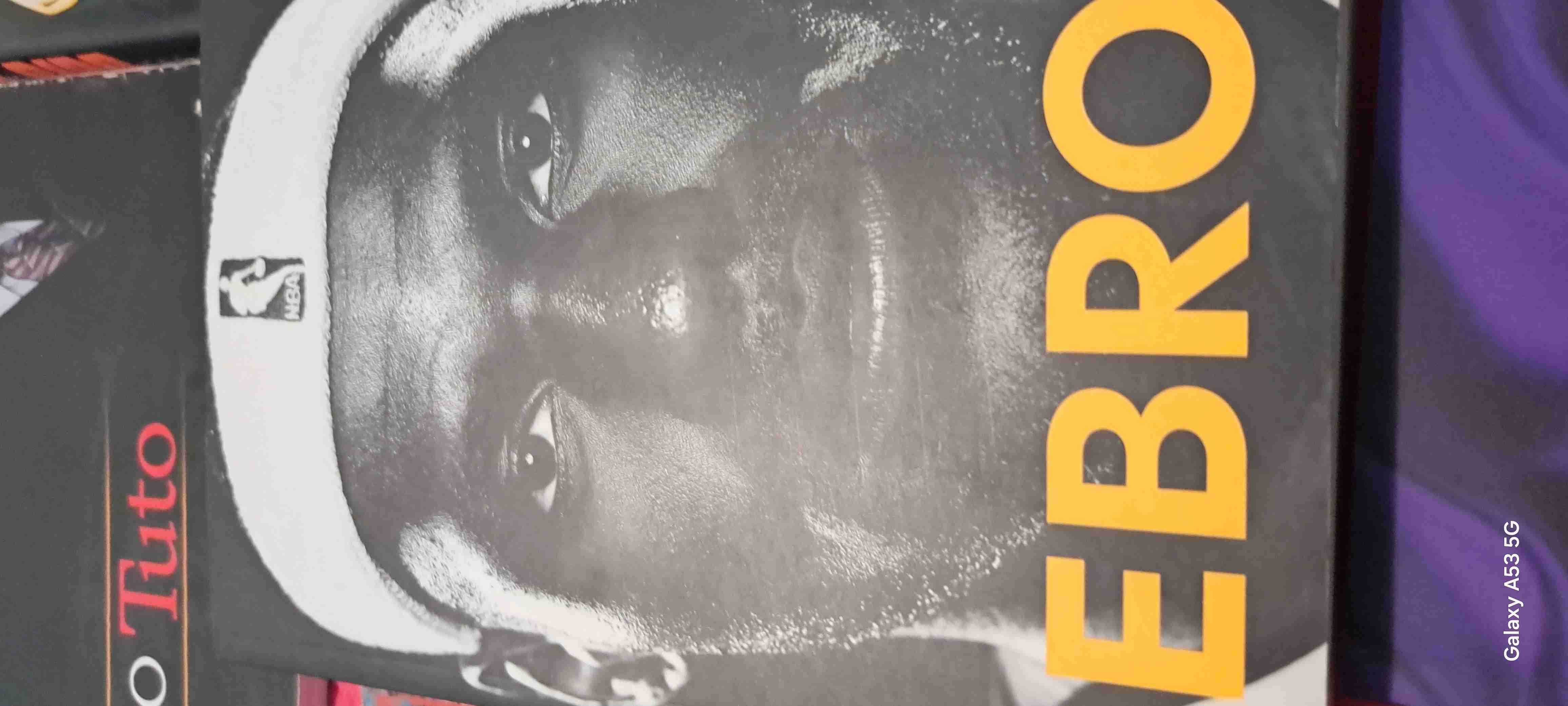 Libro biografía de jugador NBA - miniatura 1