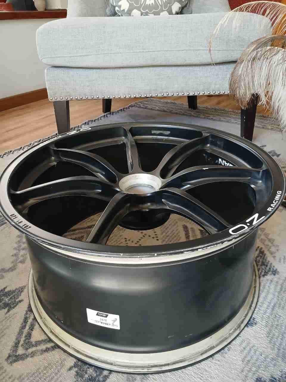 Rueda OZ Racing negra