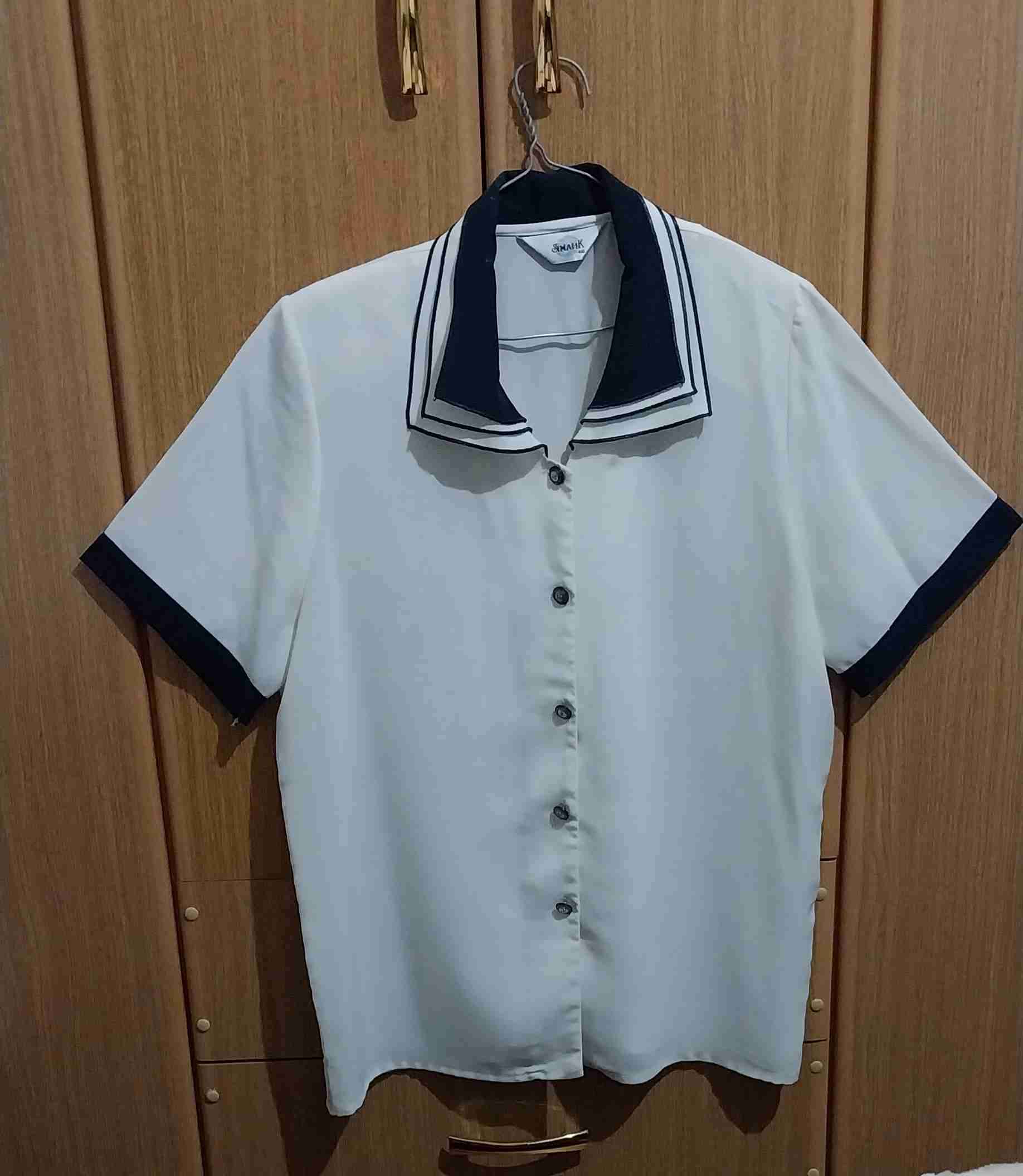 Blusa blanca con cuello azul