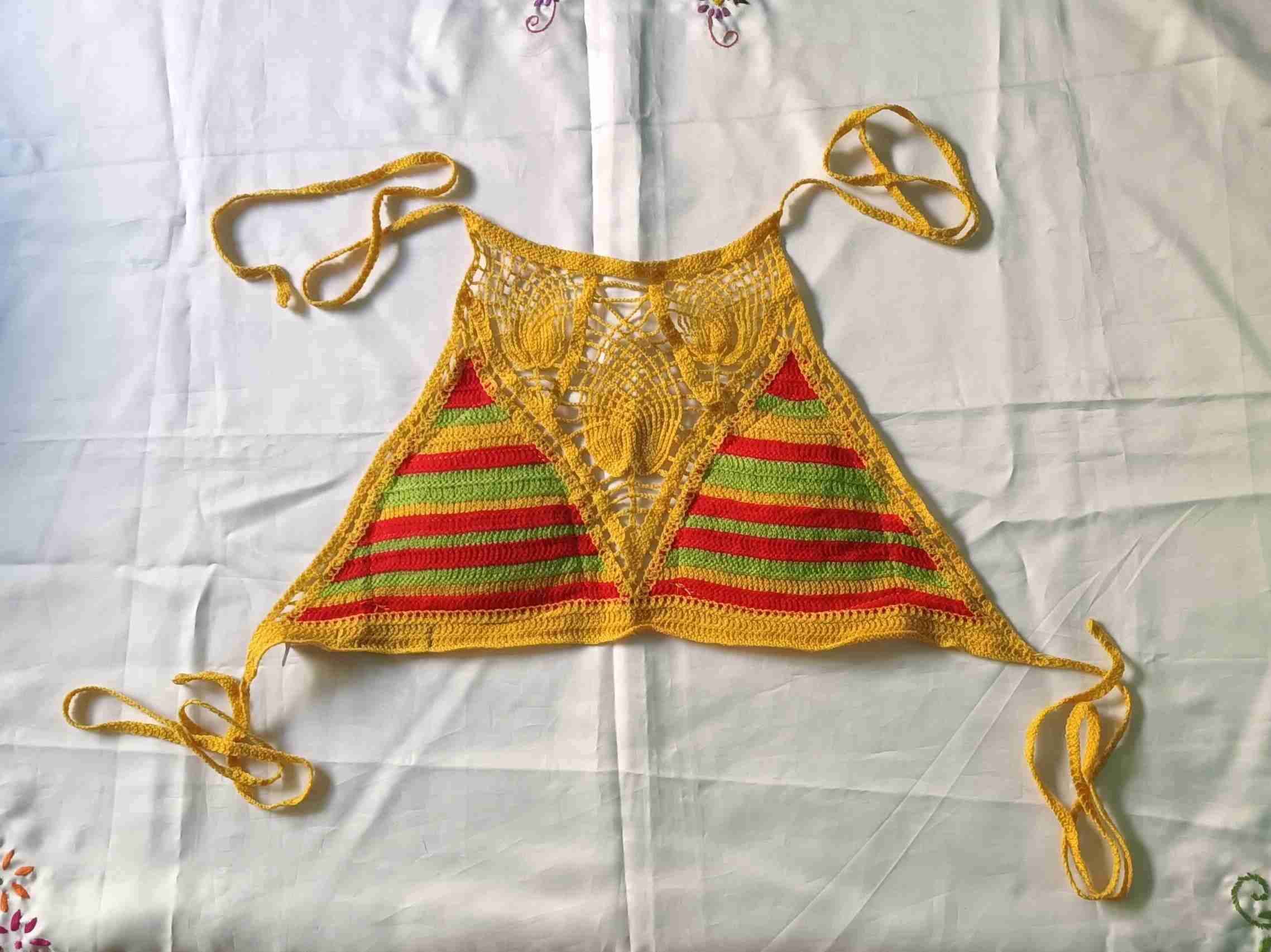 Crop top tejido a crochet - miniatura 2