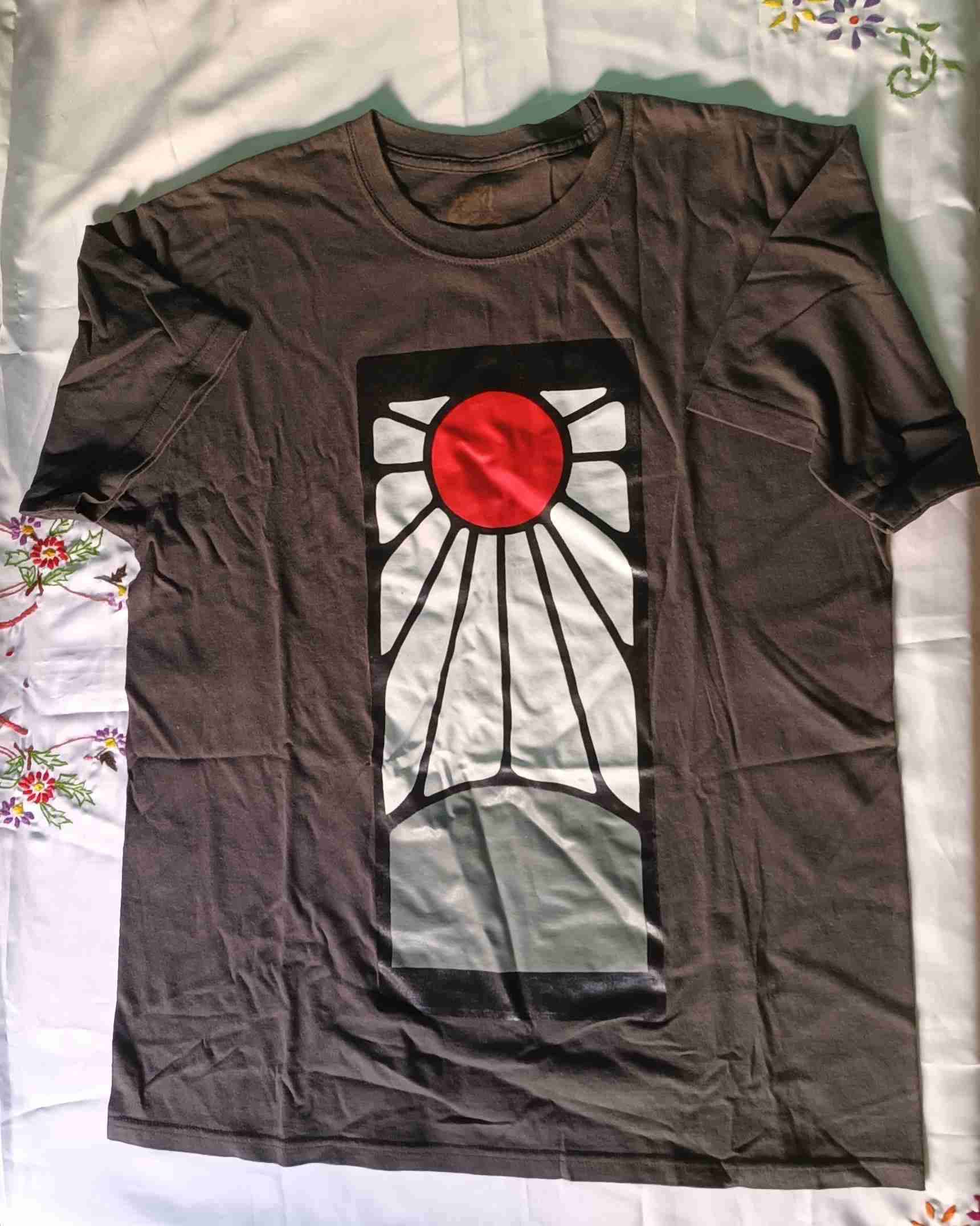 Polera negra con diseño gráfico - miniatura 1