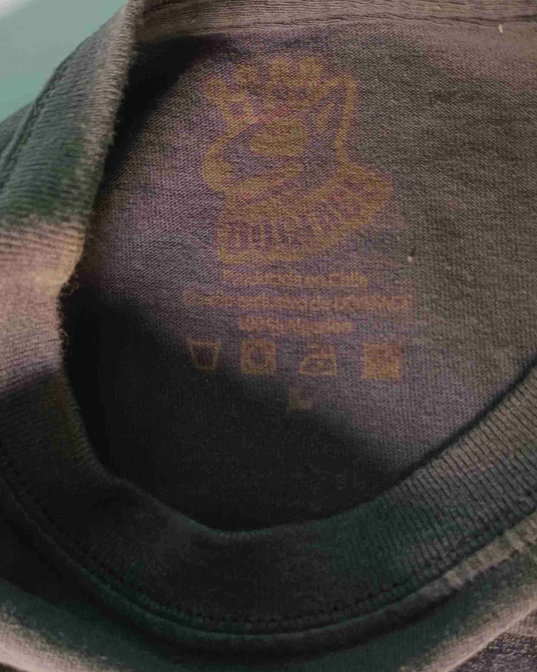 Polera negra con diseño gráfico - miniatura 2