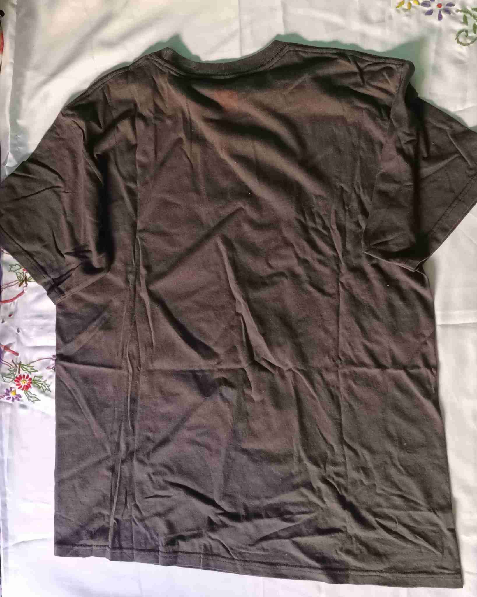 Polera negra con diseño gráfico - miniatura 3