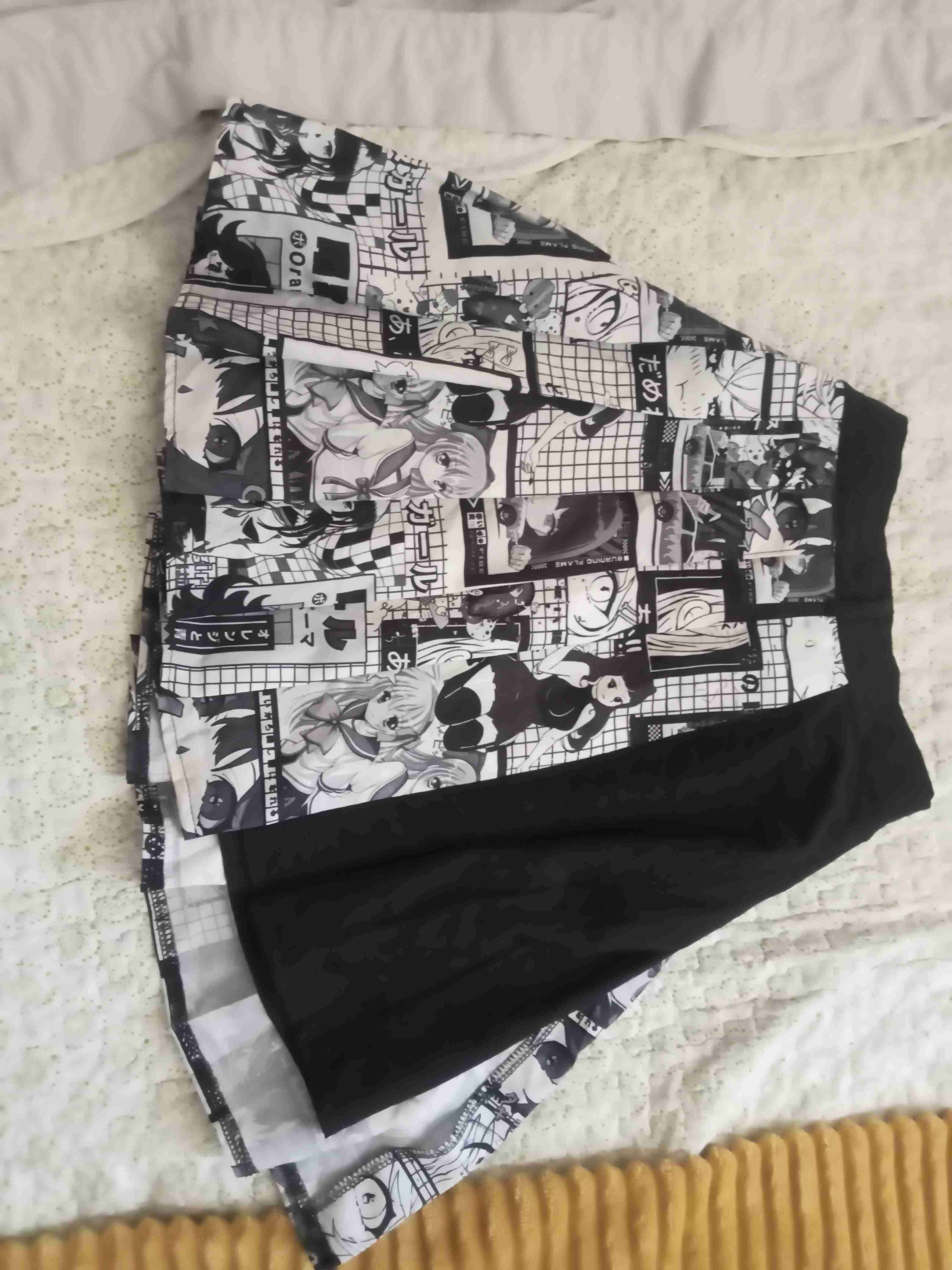 Falda con diseño anime en blanco y negro