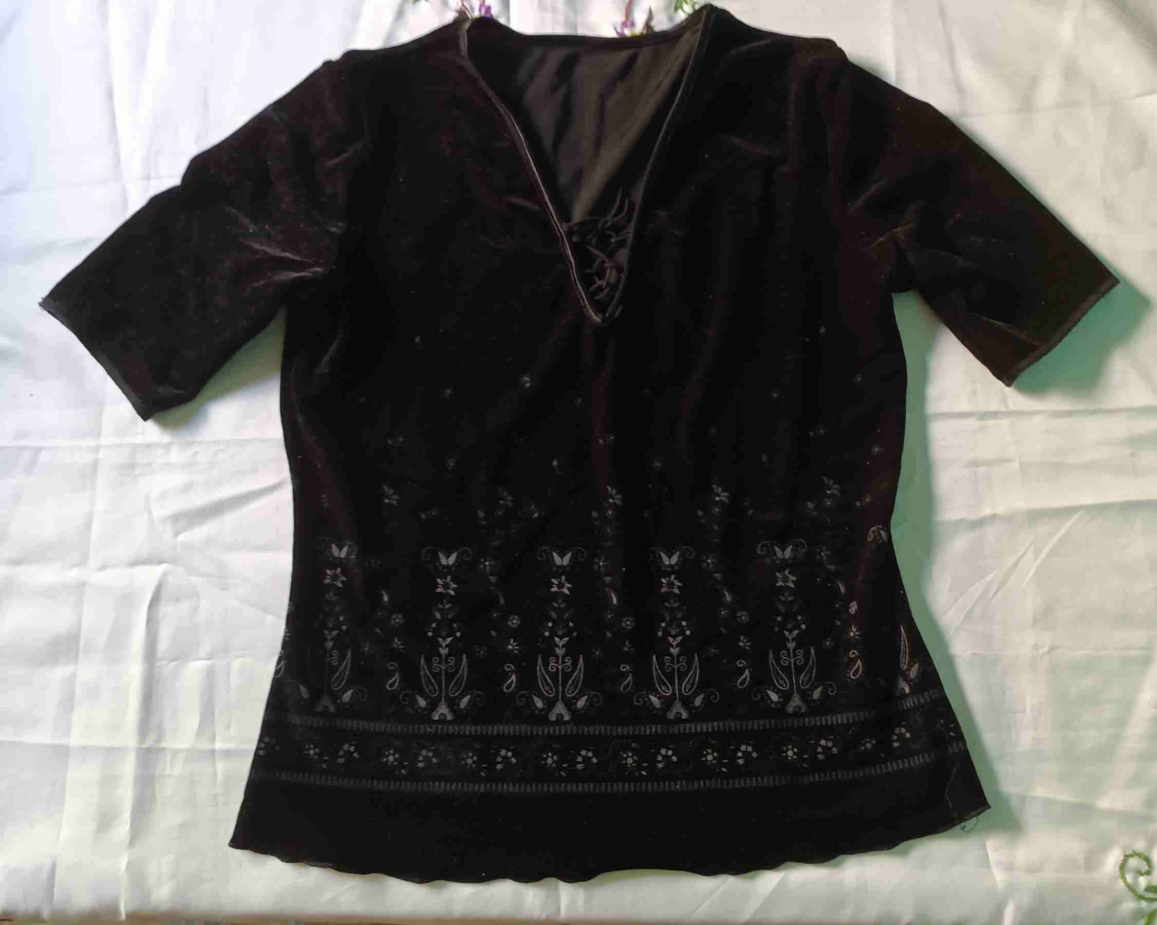 Blusa negra o roja con diseño floral - miniatura 1