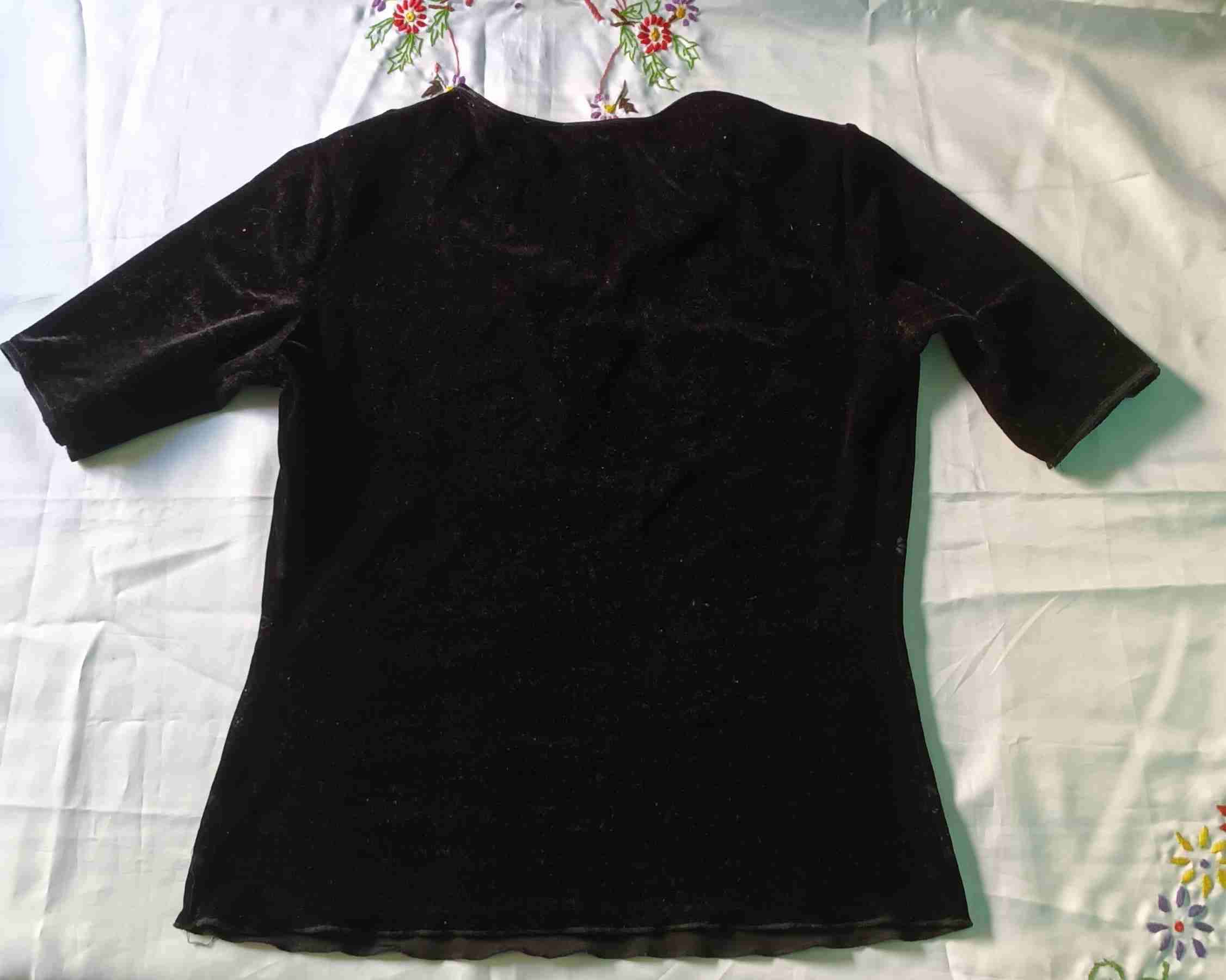 Blusa negra o roja con diseño floral - miniatura 2