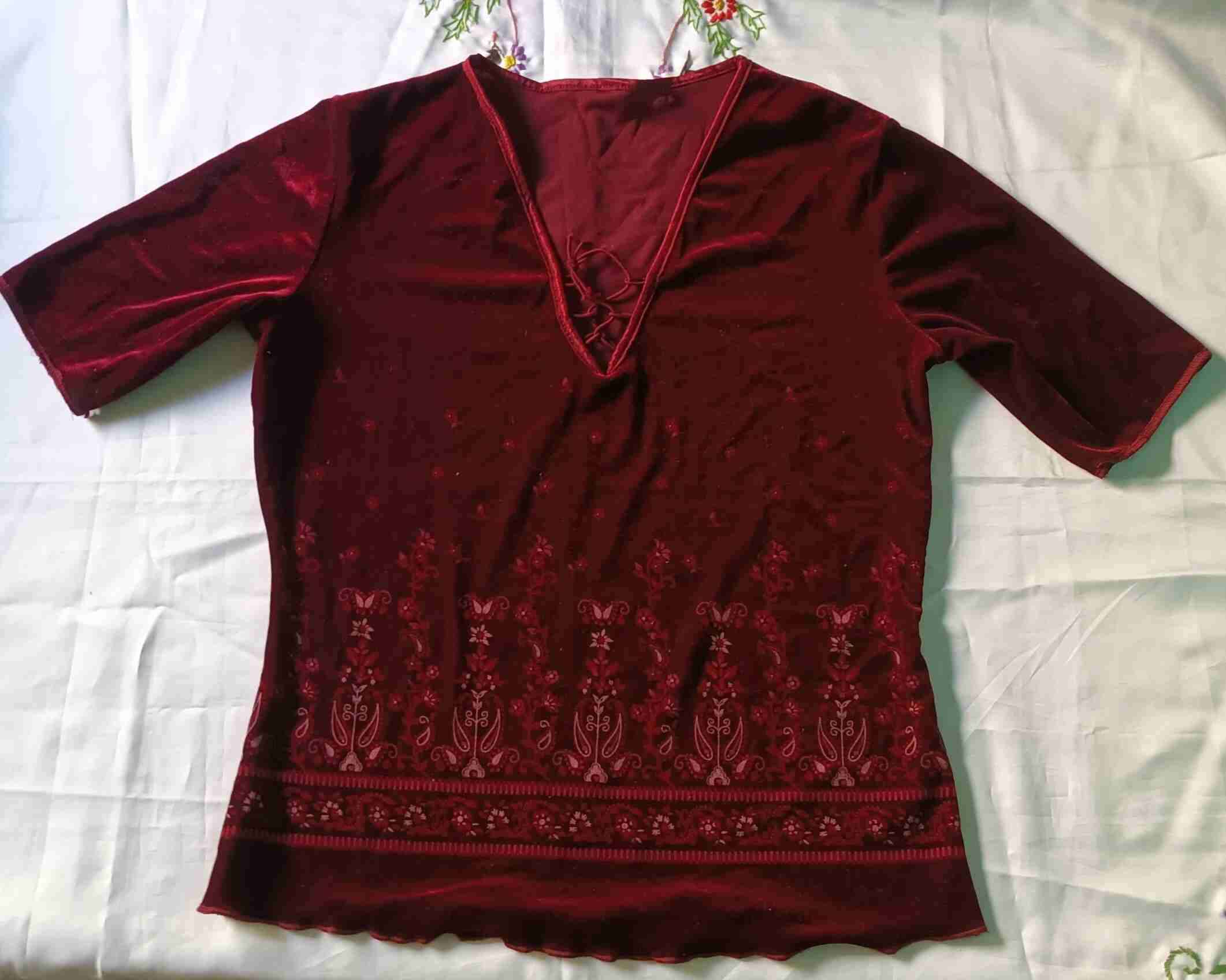 Blusa negra o roja con diseño floral - miniatura 3