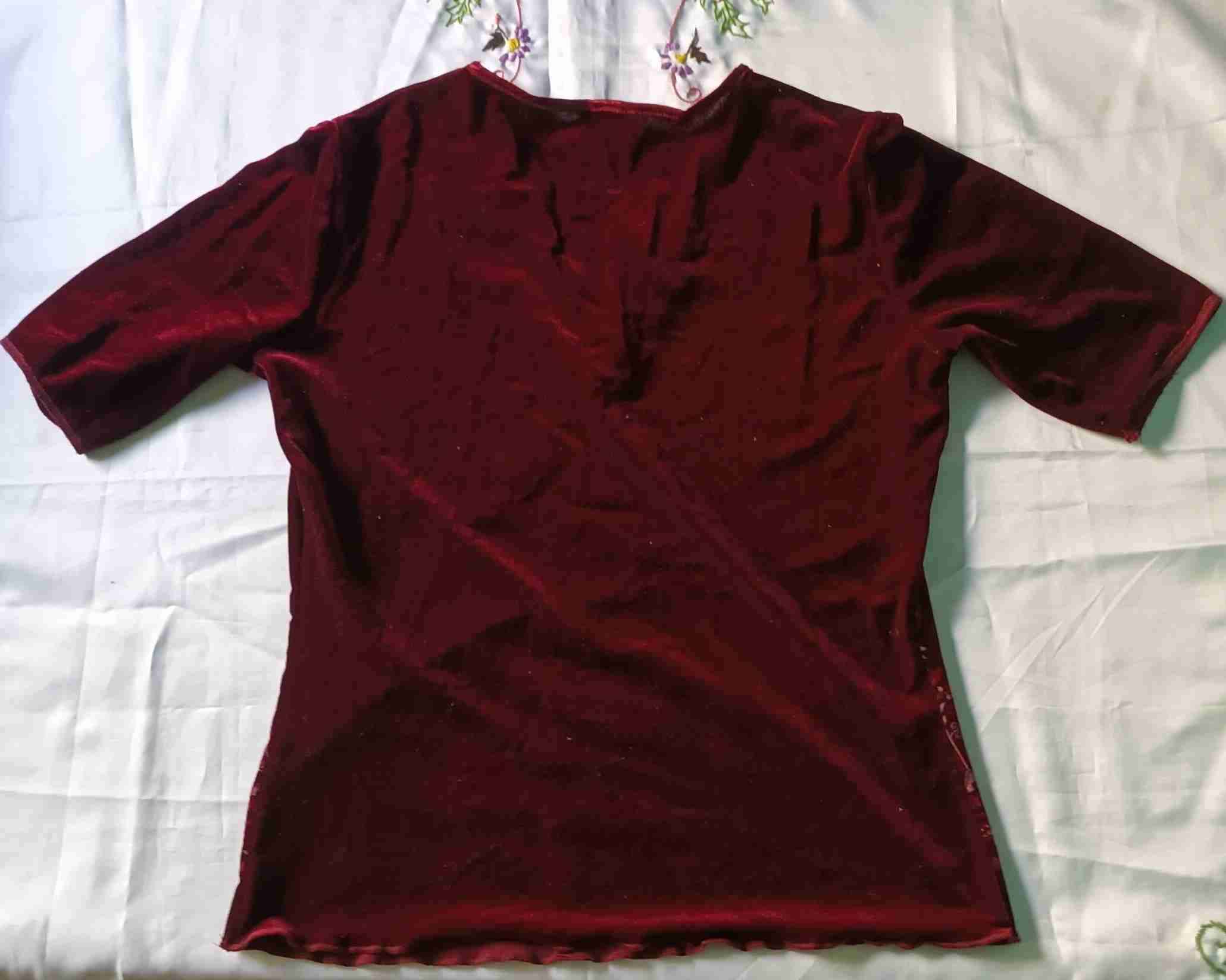 Blusa negra o roja con diseño floral - miniatura 4