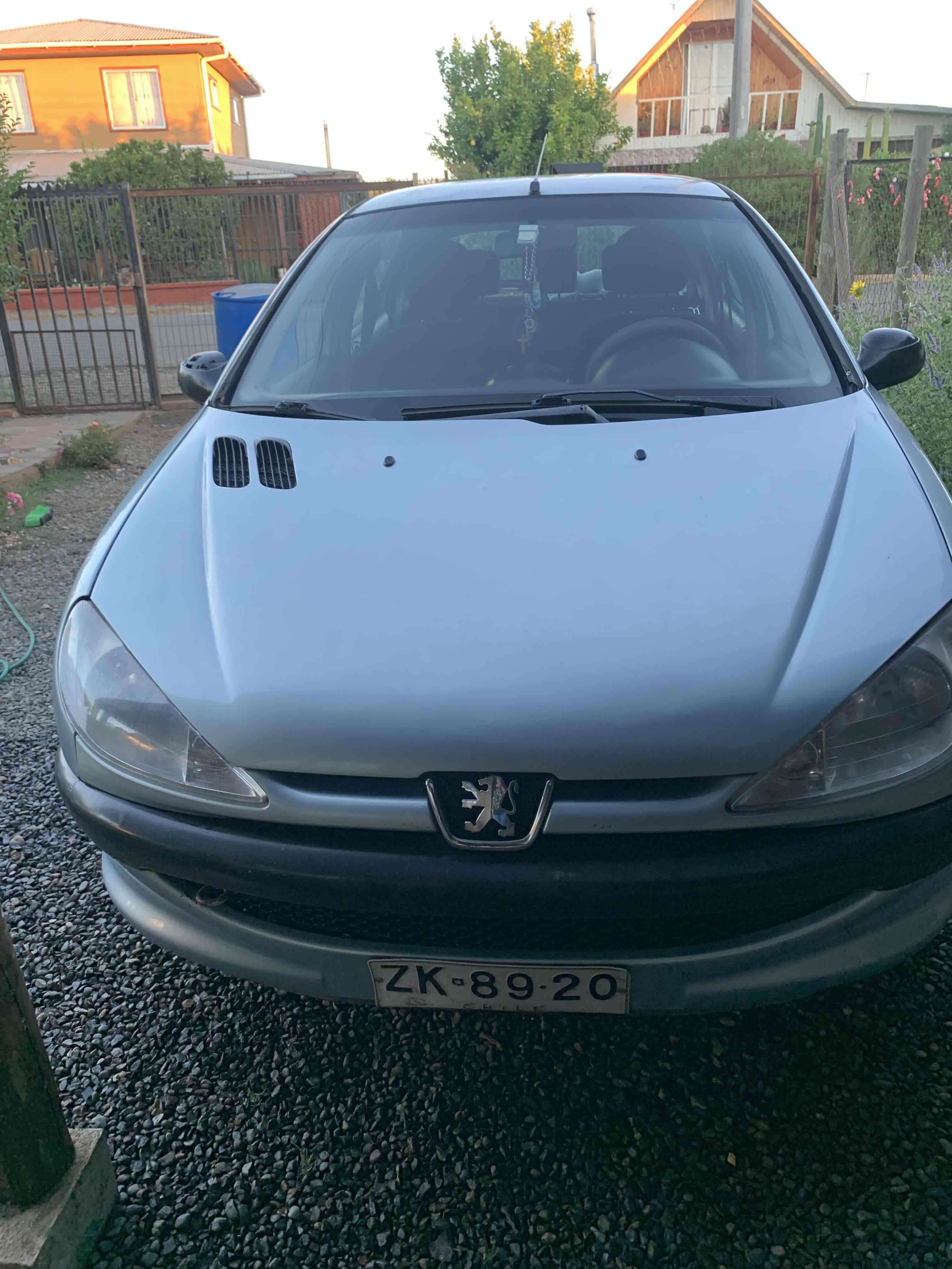 Auto Peugeot azul en buen estado - miniatura 1