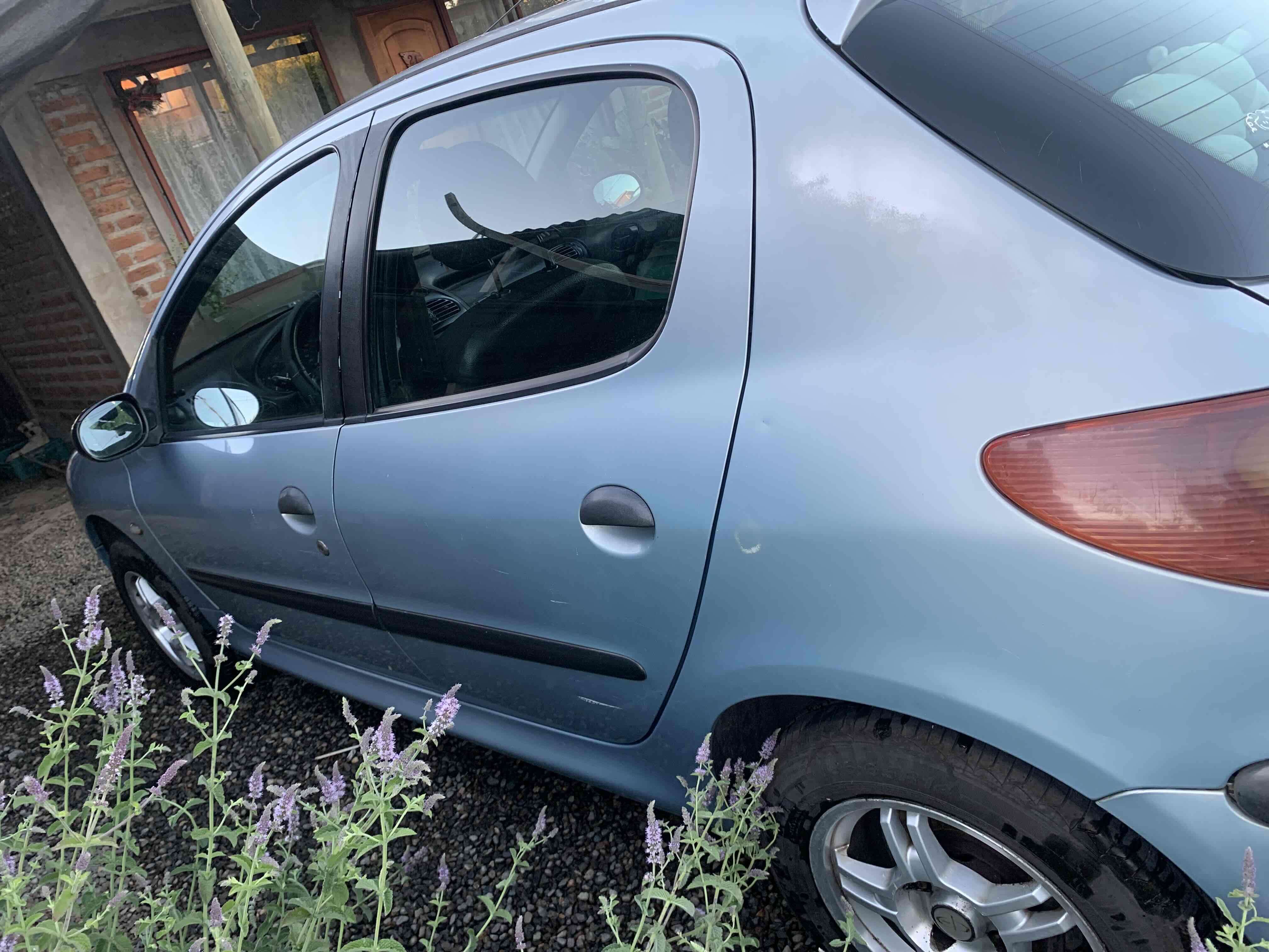 Auto Peugeot azul en buen estado - miniatura 2