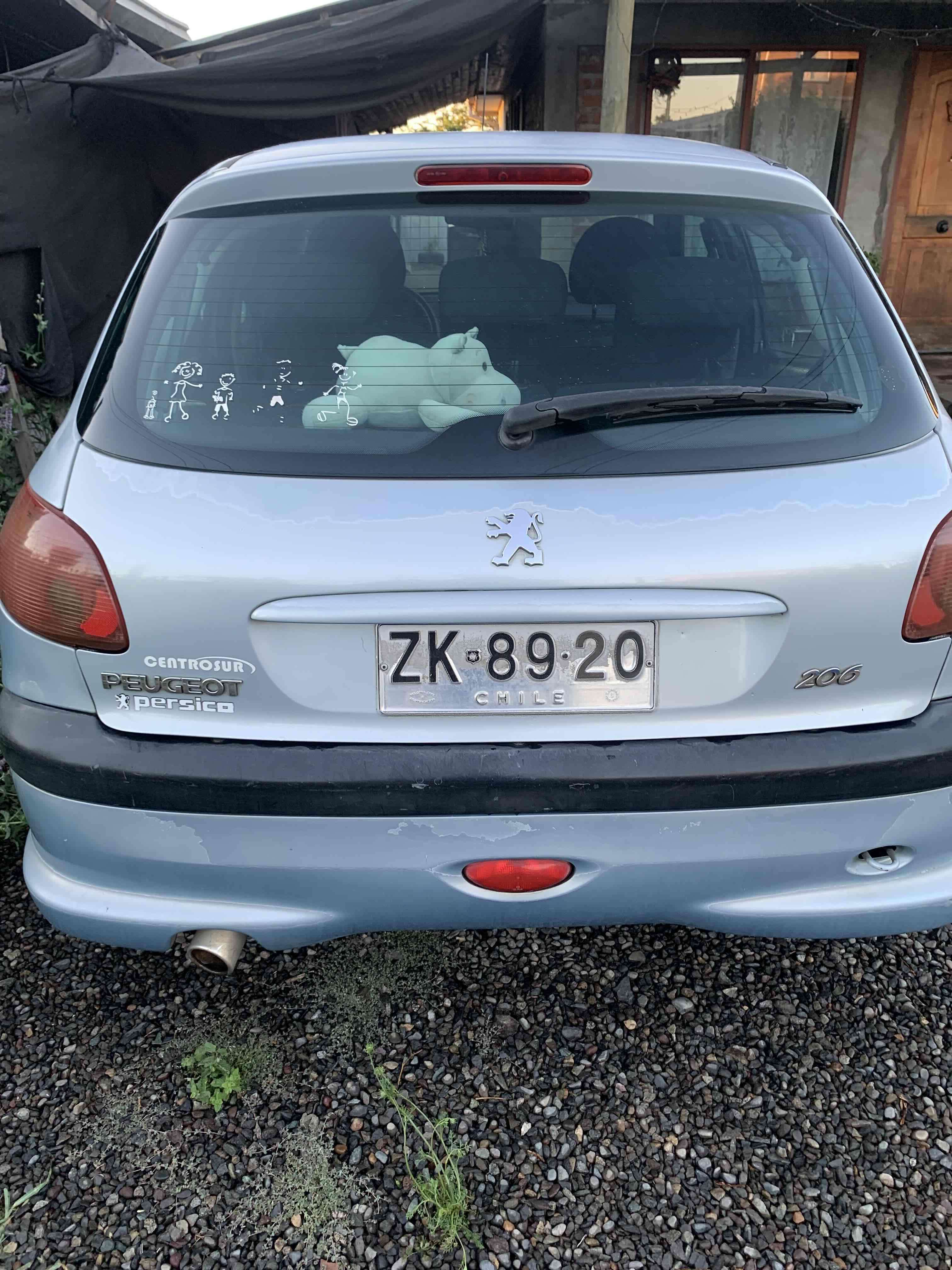 Auto Peugeot azul en buen estado - miniatura 3