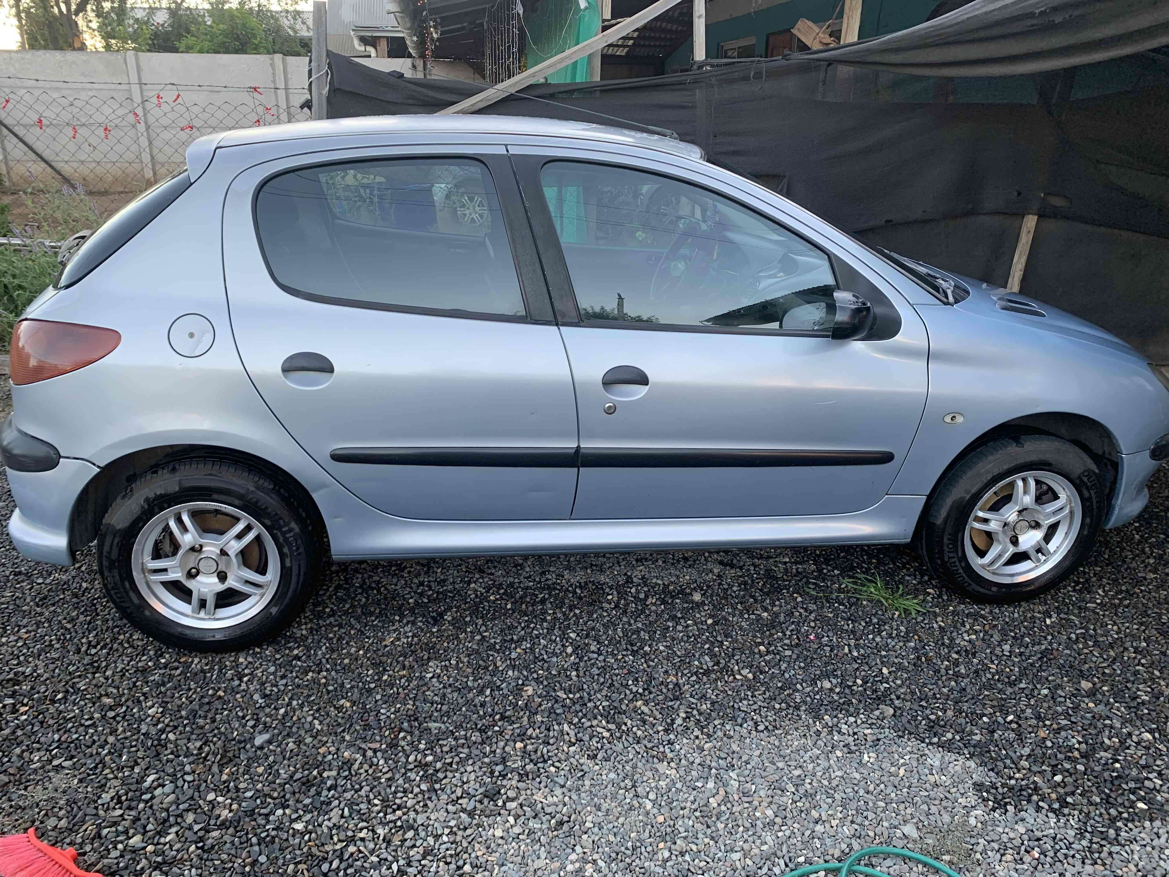 Auto Peugeot azul en buen estado - miniatura 4