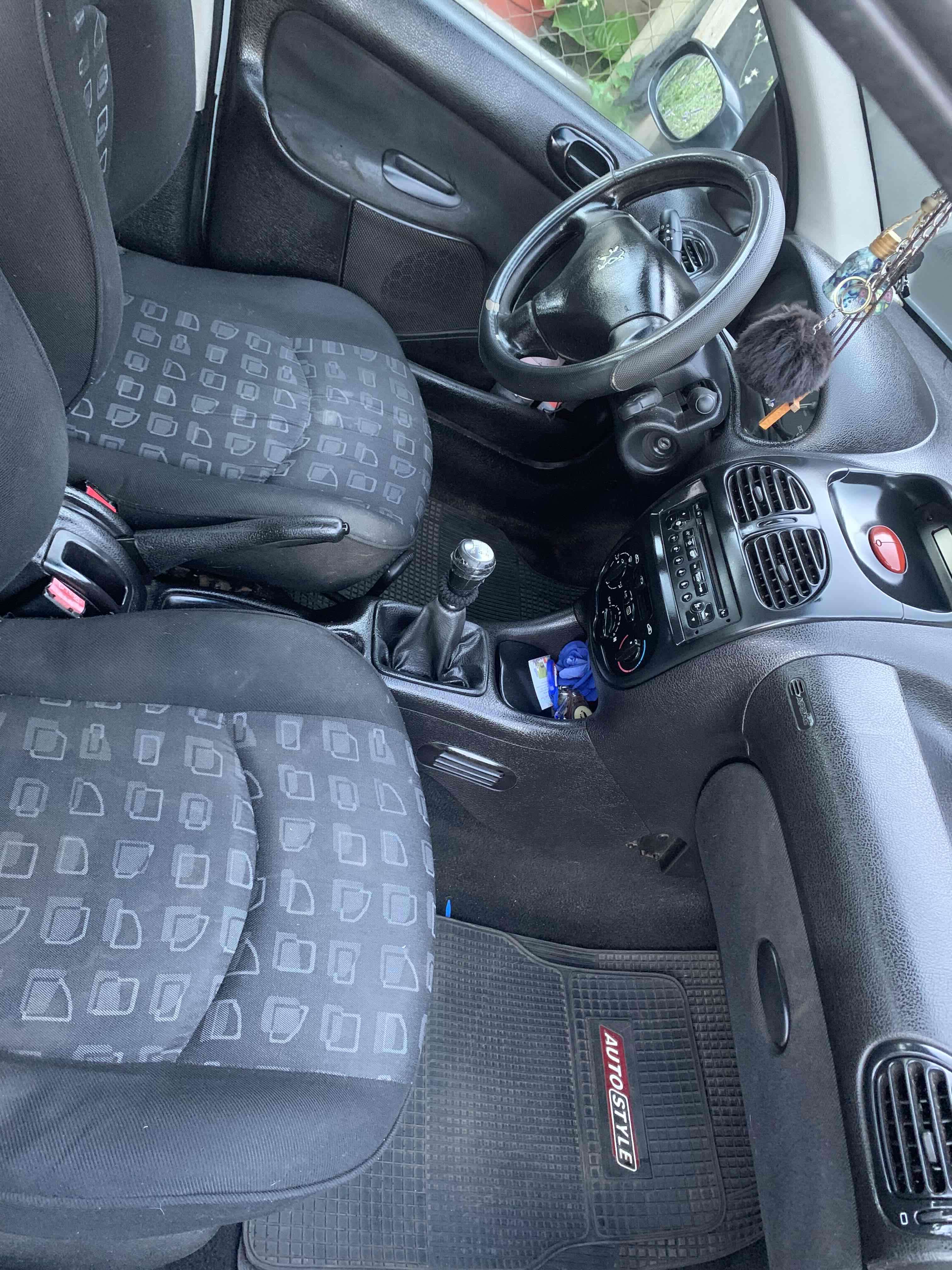 Auto Peugeot azul en buen estado - miniatura 5