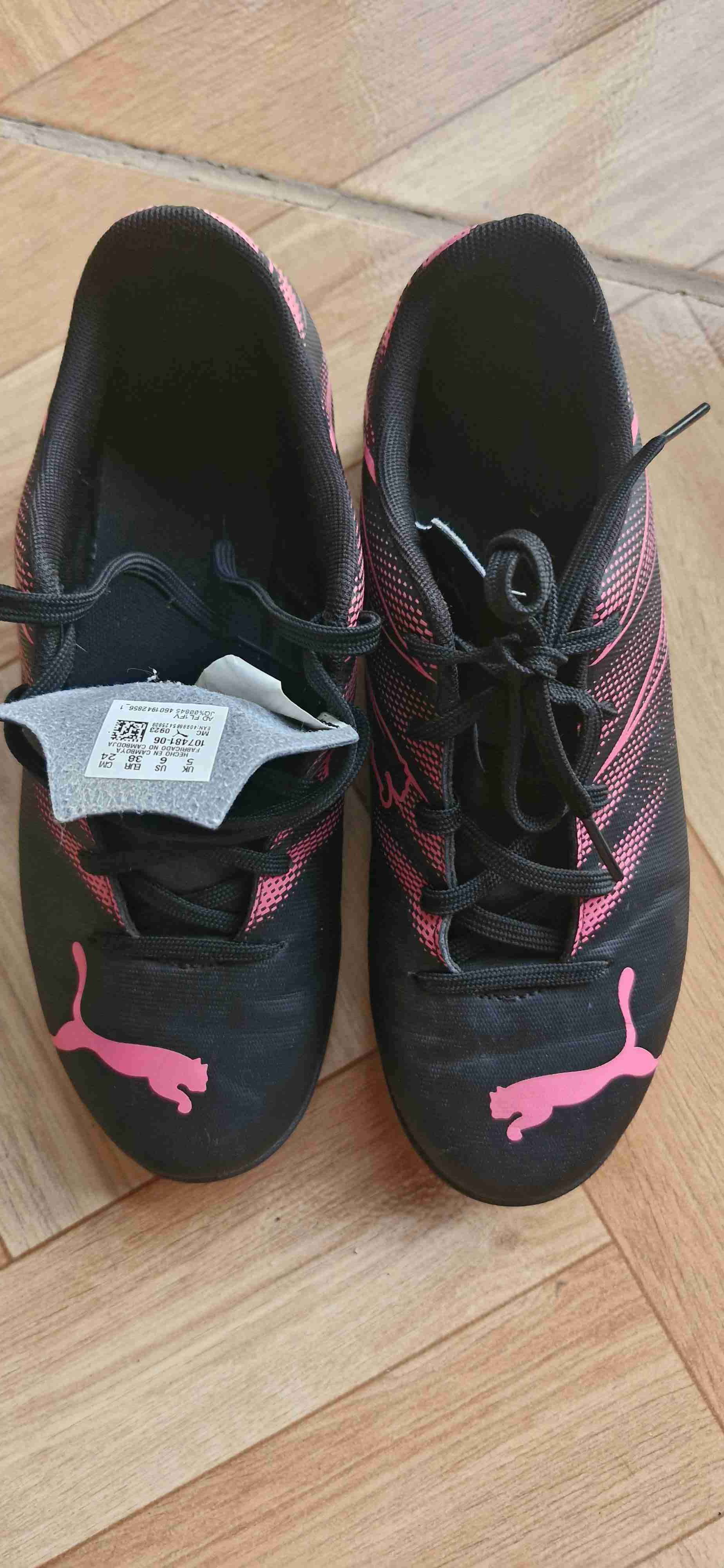 Zapatillas deportivas negras y rosas