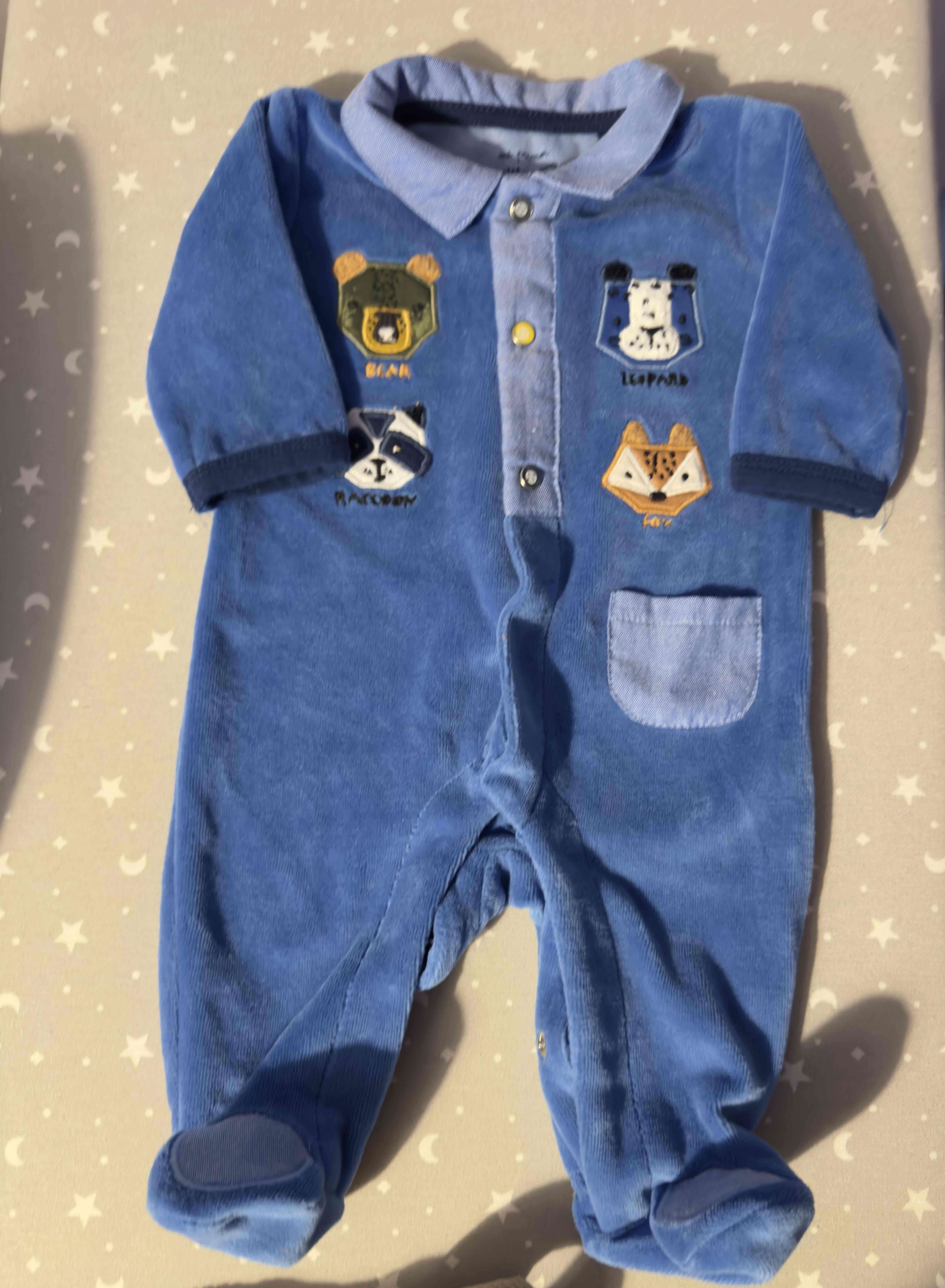 Enterito bebé azul con animales