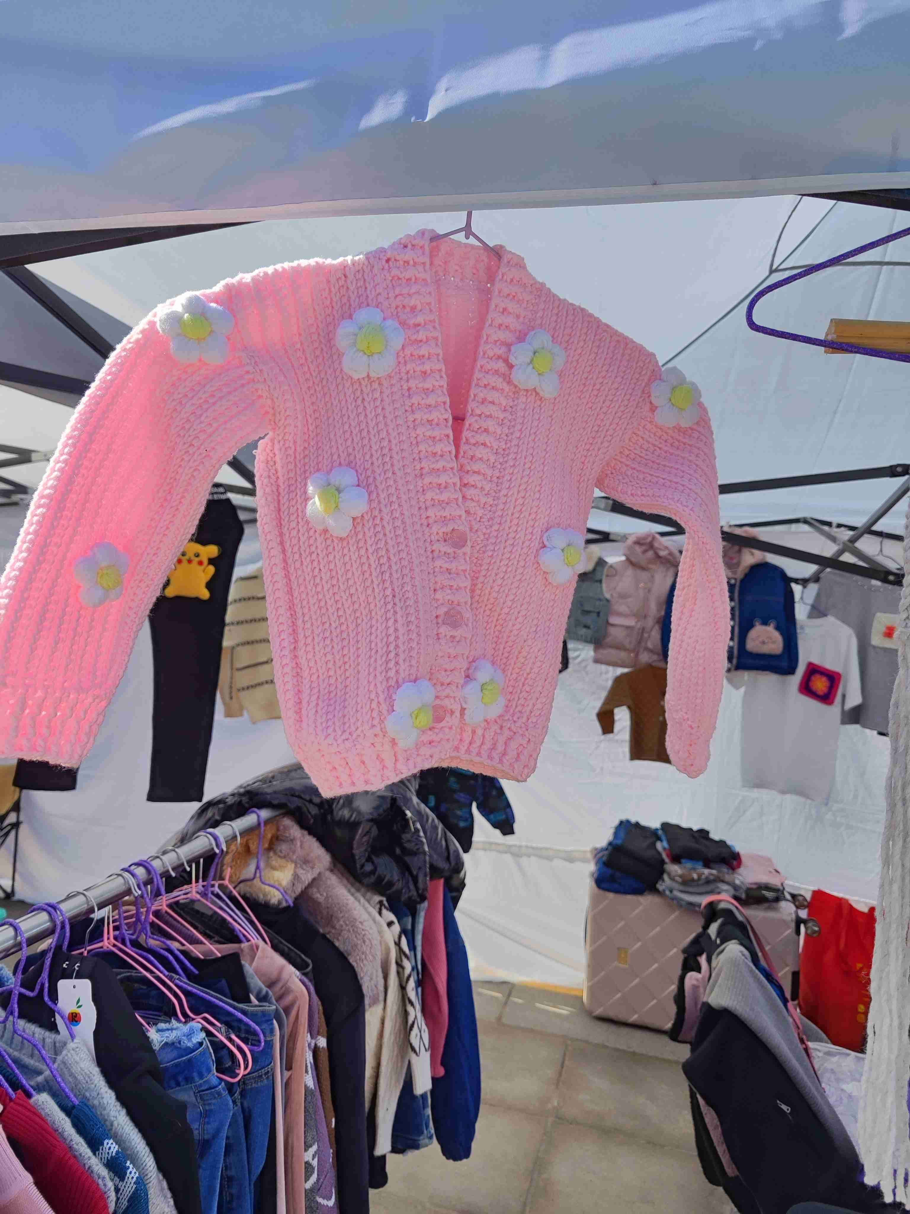 Chaleco rosado de lana con flores - miniatura 4