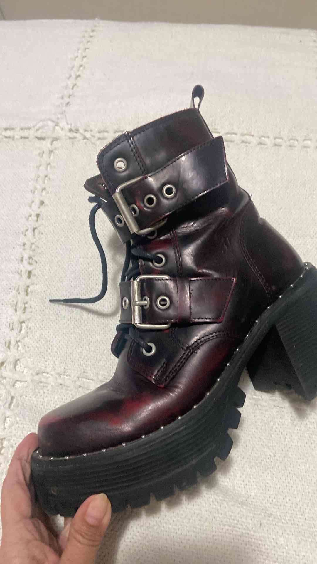 Botines de cuero oscuros con hebillas - miniatura 1