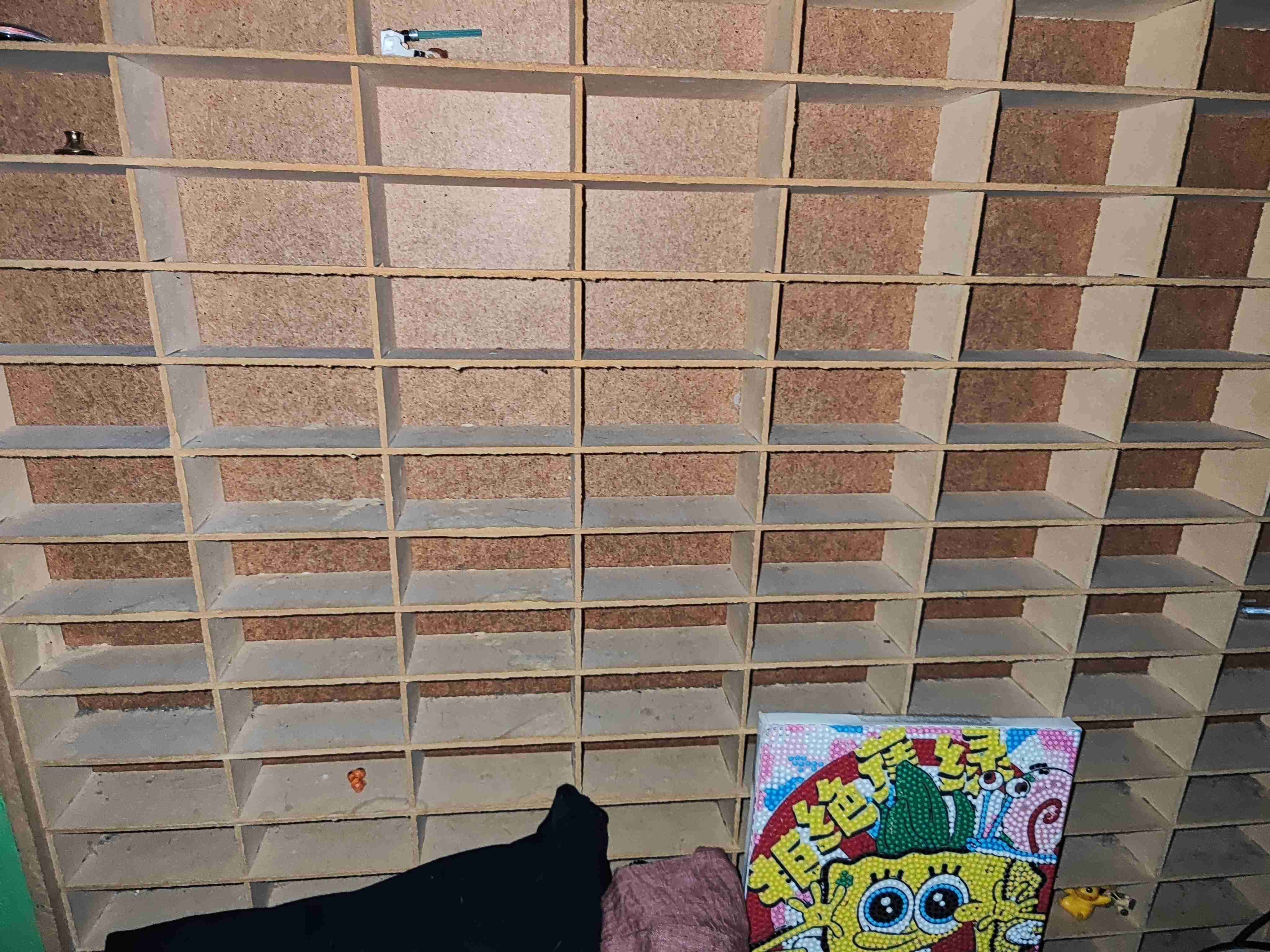 Estantería de madera con compartimentos