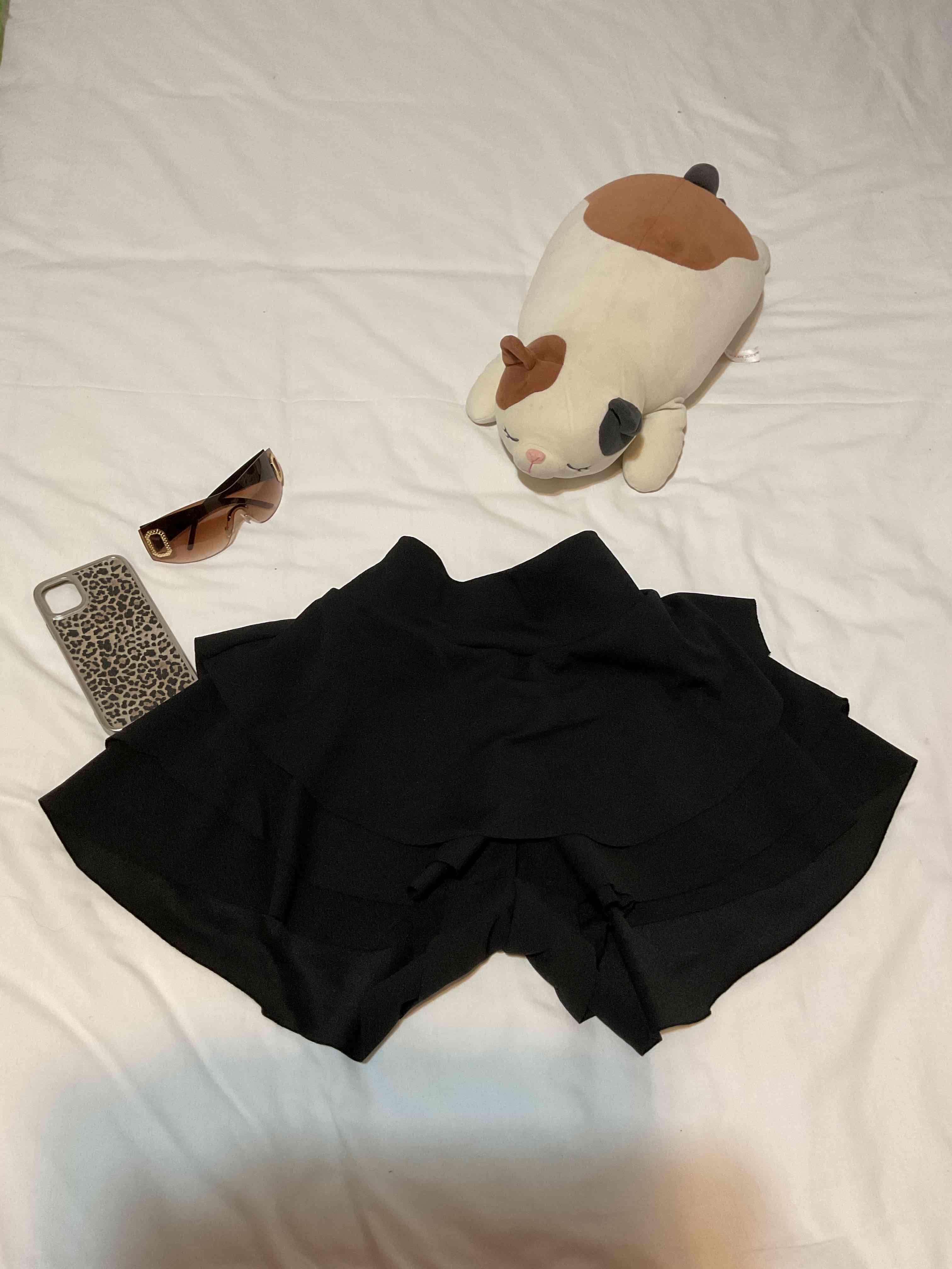 Short negro con volantes