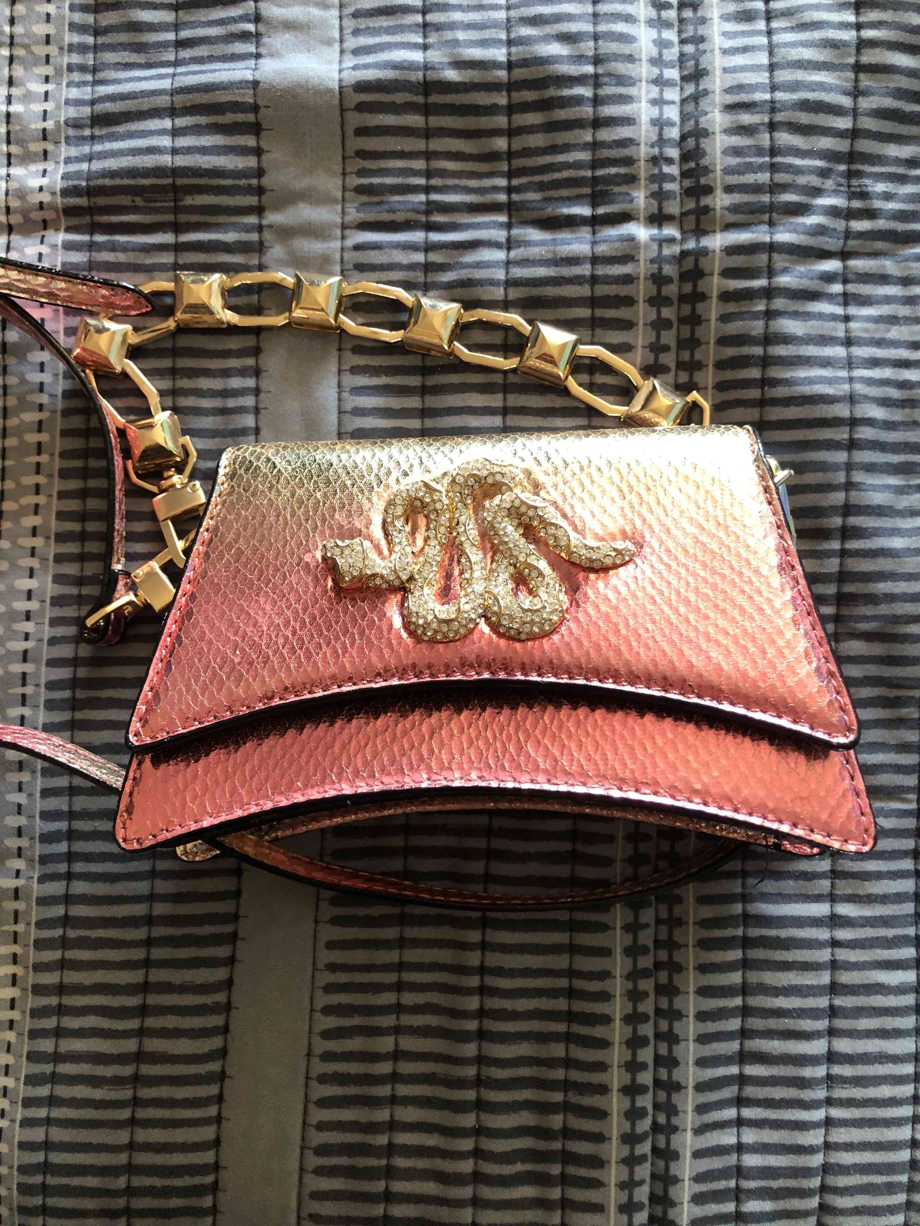 Cartera rosada con detalle dorado marca Aldo - miniatura 2