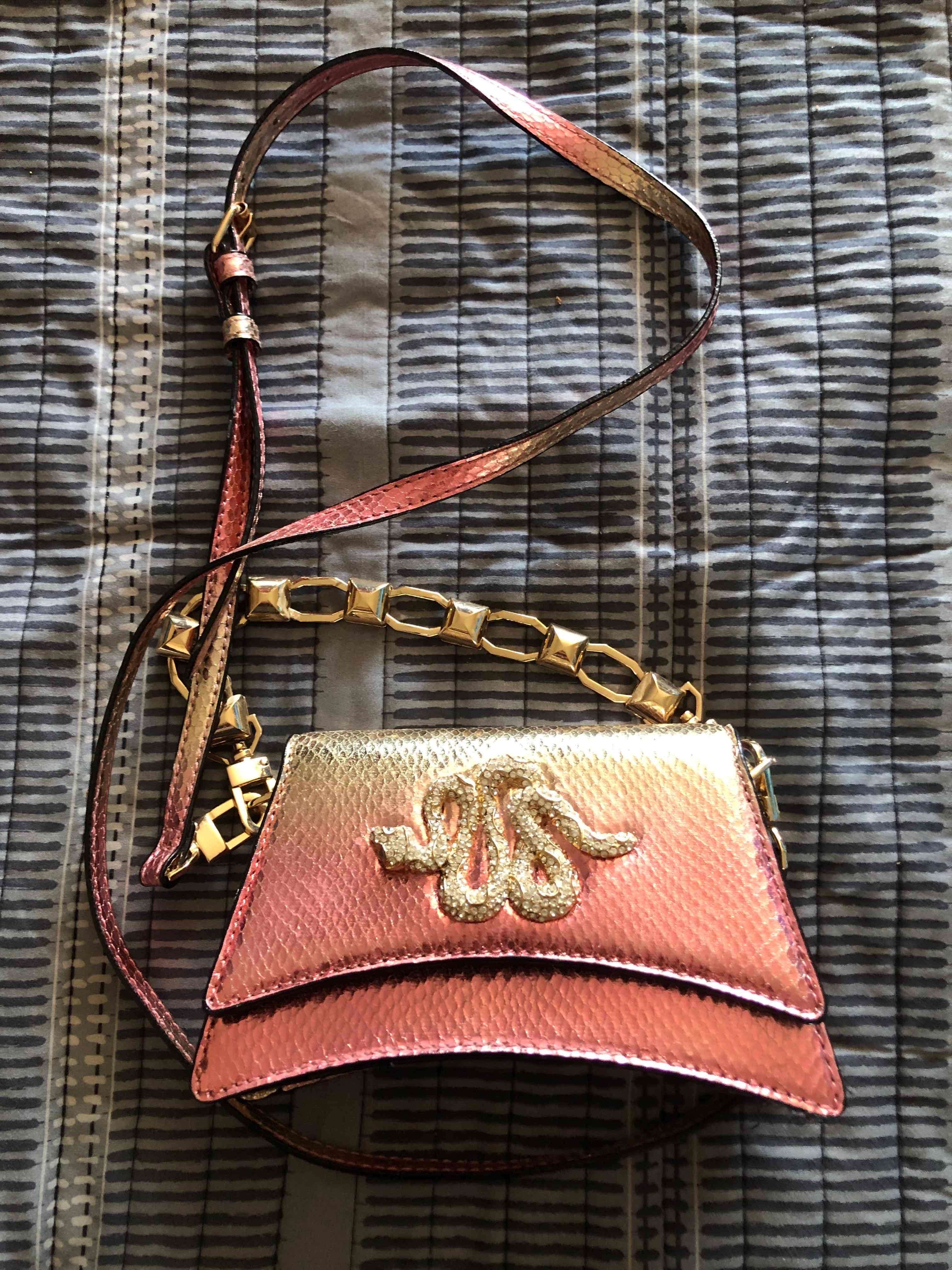 Cartera rosada con detalle dorado marca Aldo - miniatura 3