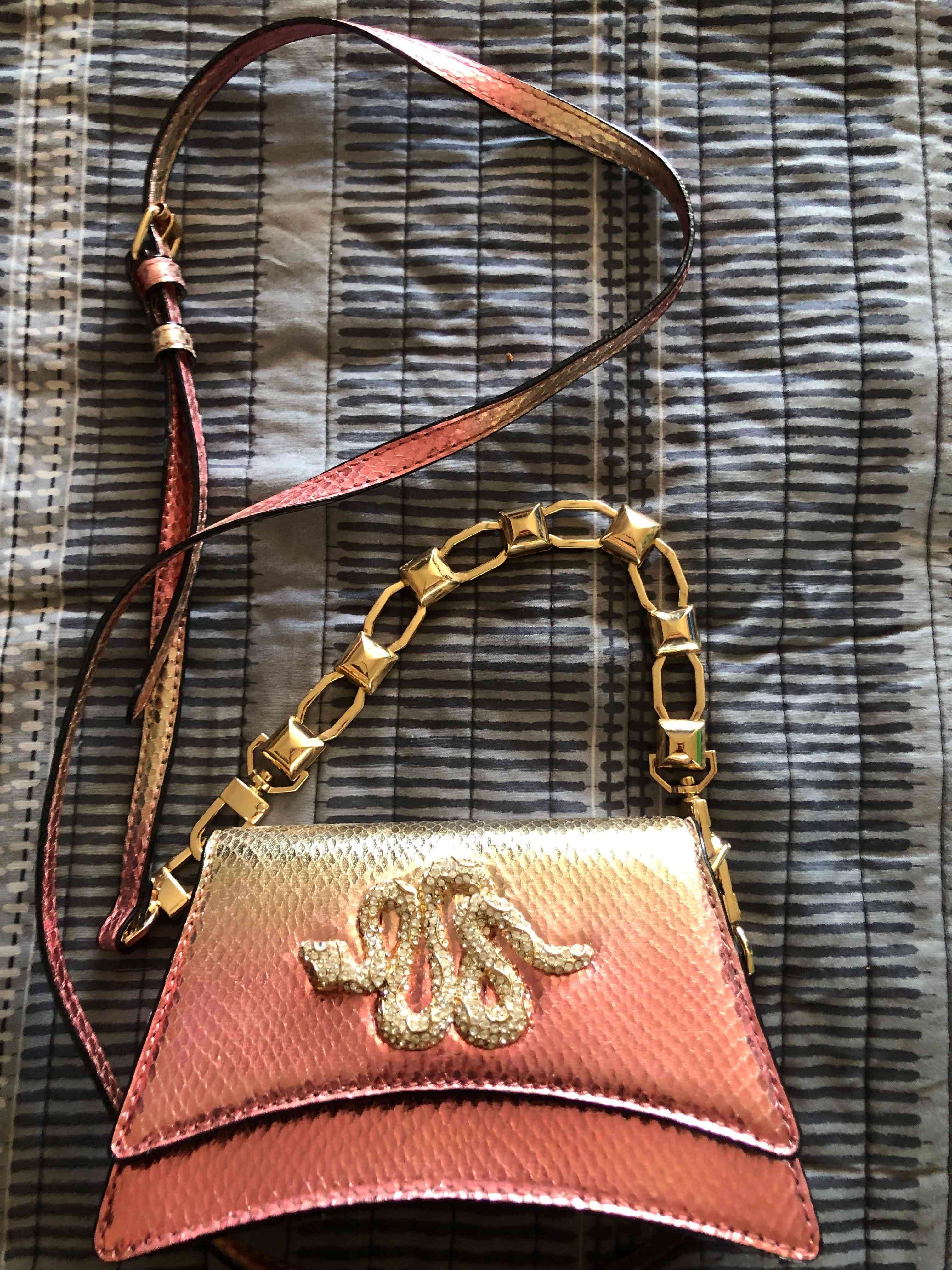 Cartera rosada con detalle dorado marca Aldo - miniatura 4