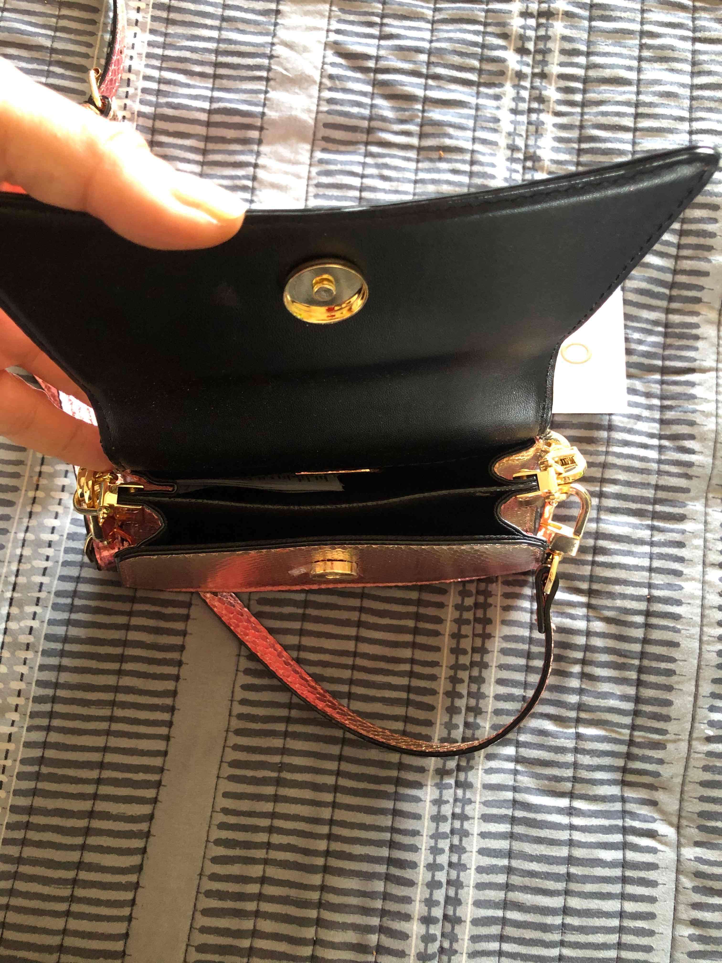 Cartera rosada con detalle dorado marca Aldo - miniatura 5