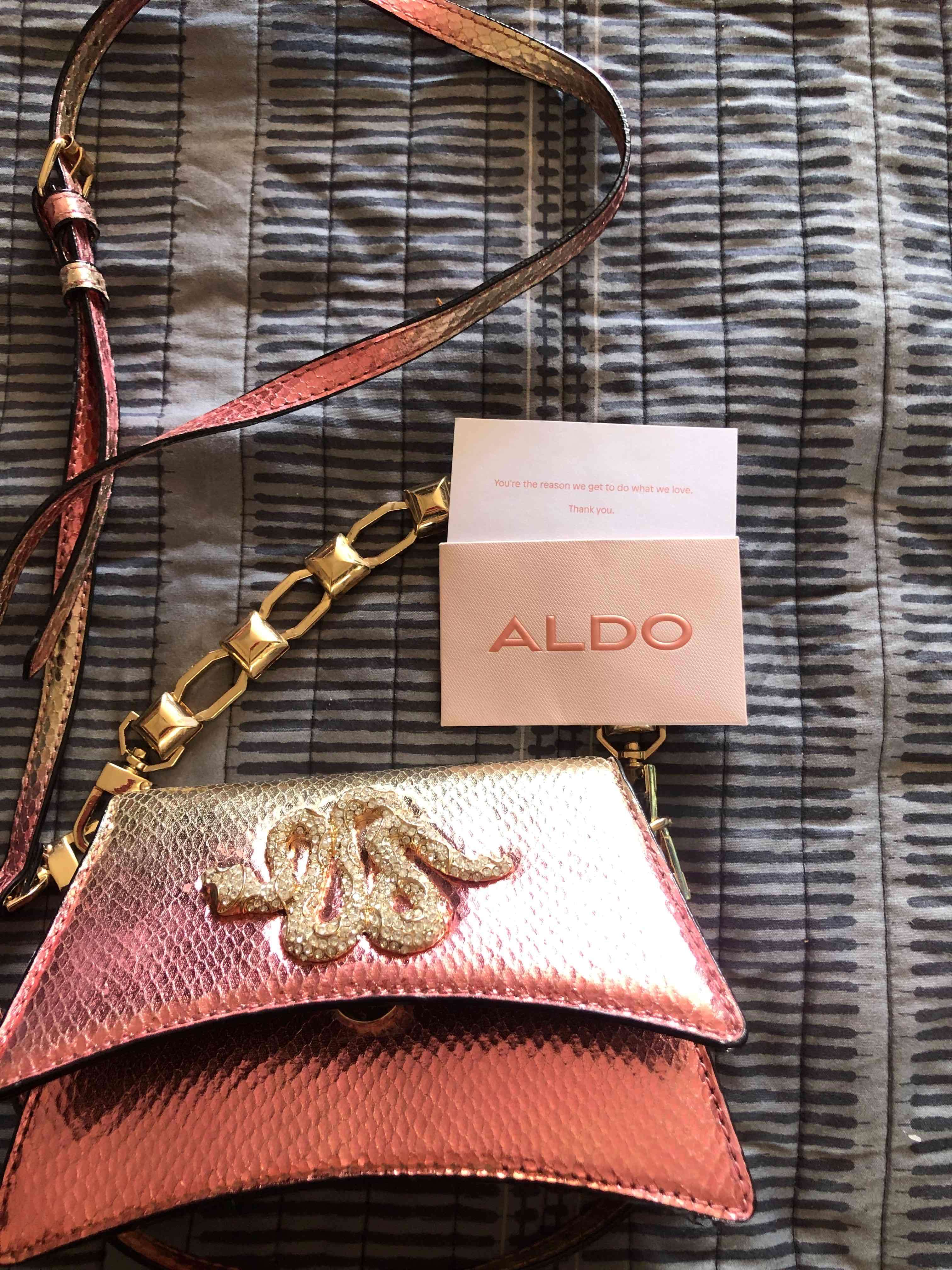 Cartera rosada con detalle dorado marca Aldo - miniatura 6