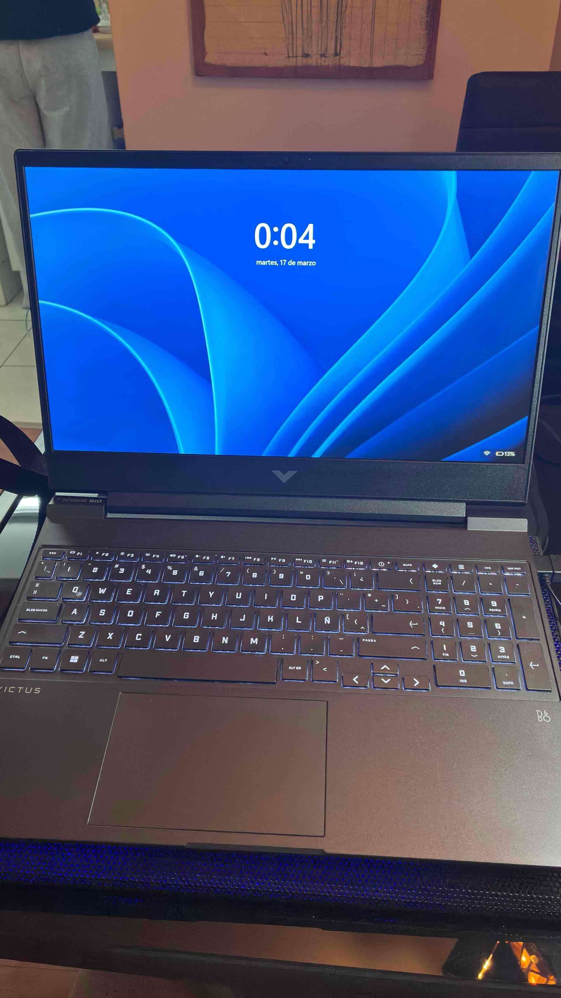 Laptop HP Victus negra + extras - 1