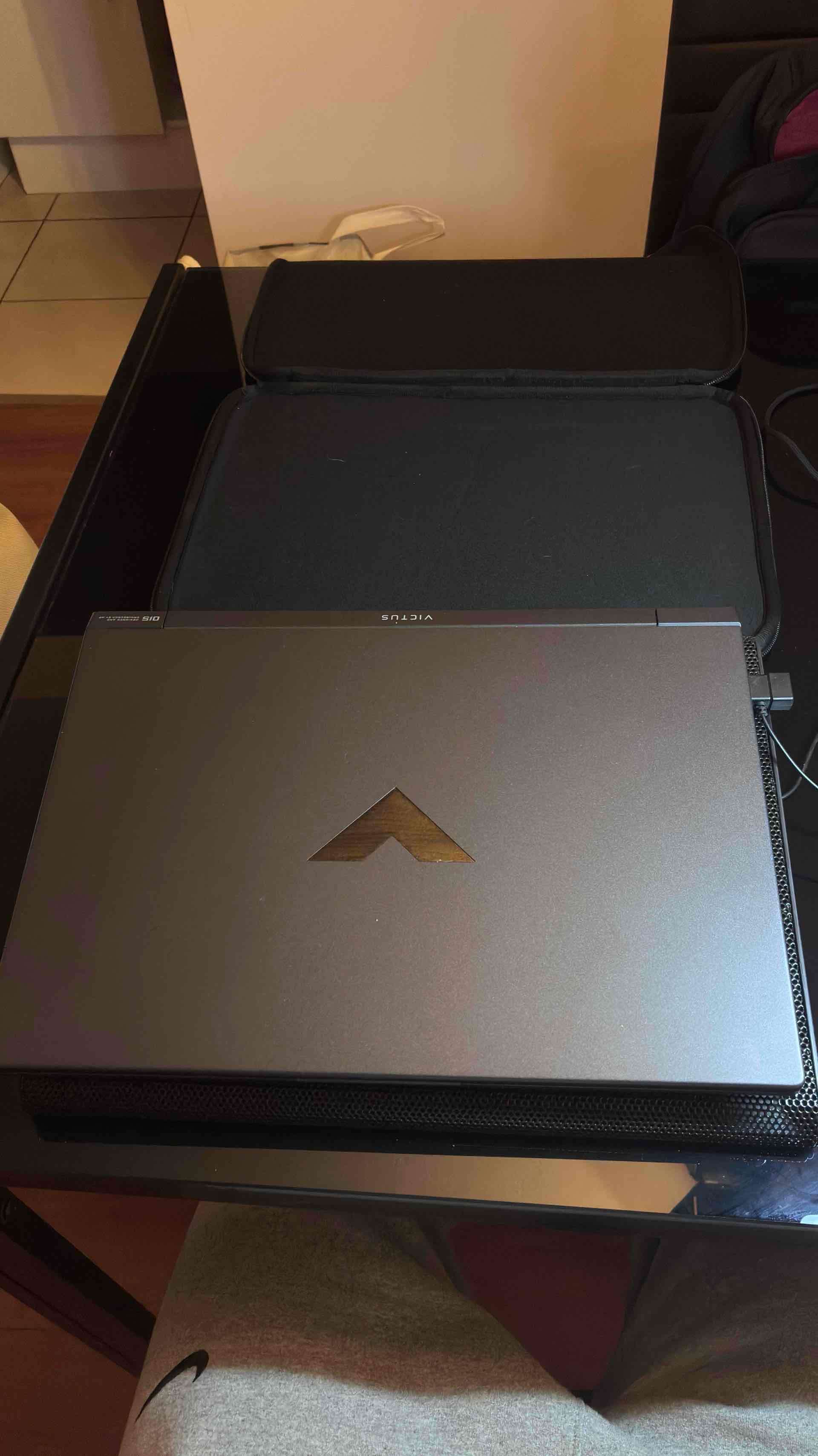 Laptop HP Victus negra + extras - 2