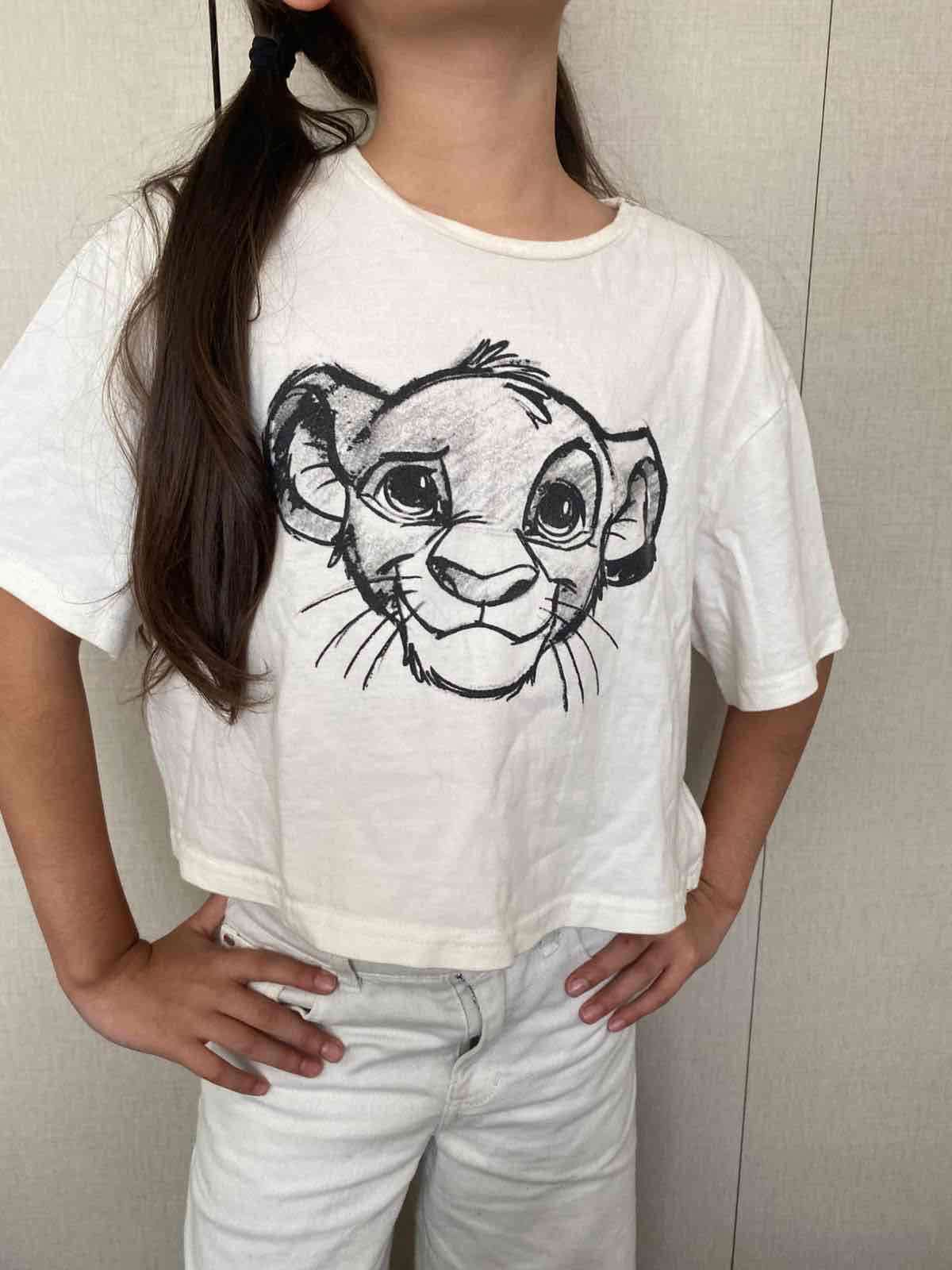 Polera blanca con diseño de león