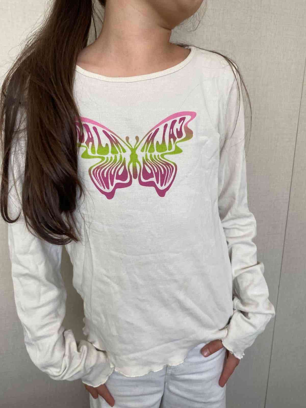 Polera blanca con mariposa